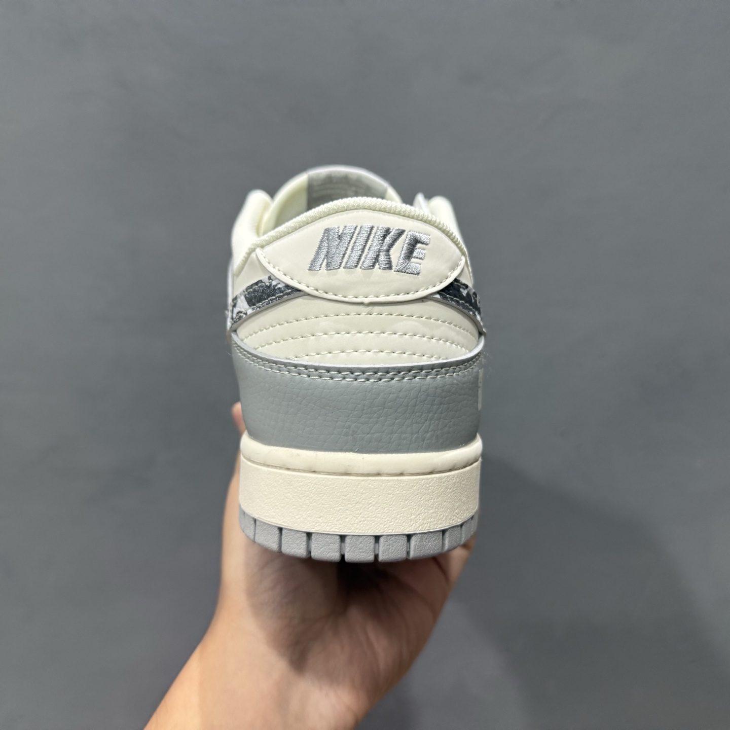 Nike SB Dunk Low 斯图西联名 亮灰涂鸦 周年高端定制 低帮休闲板鞋 XS6089-588