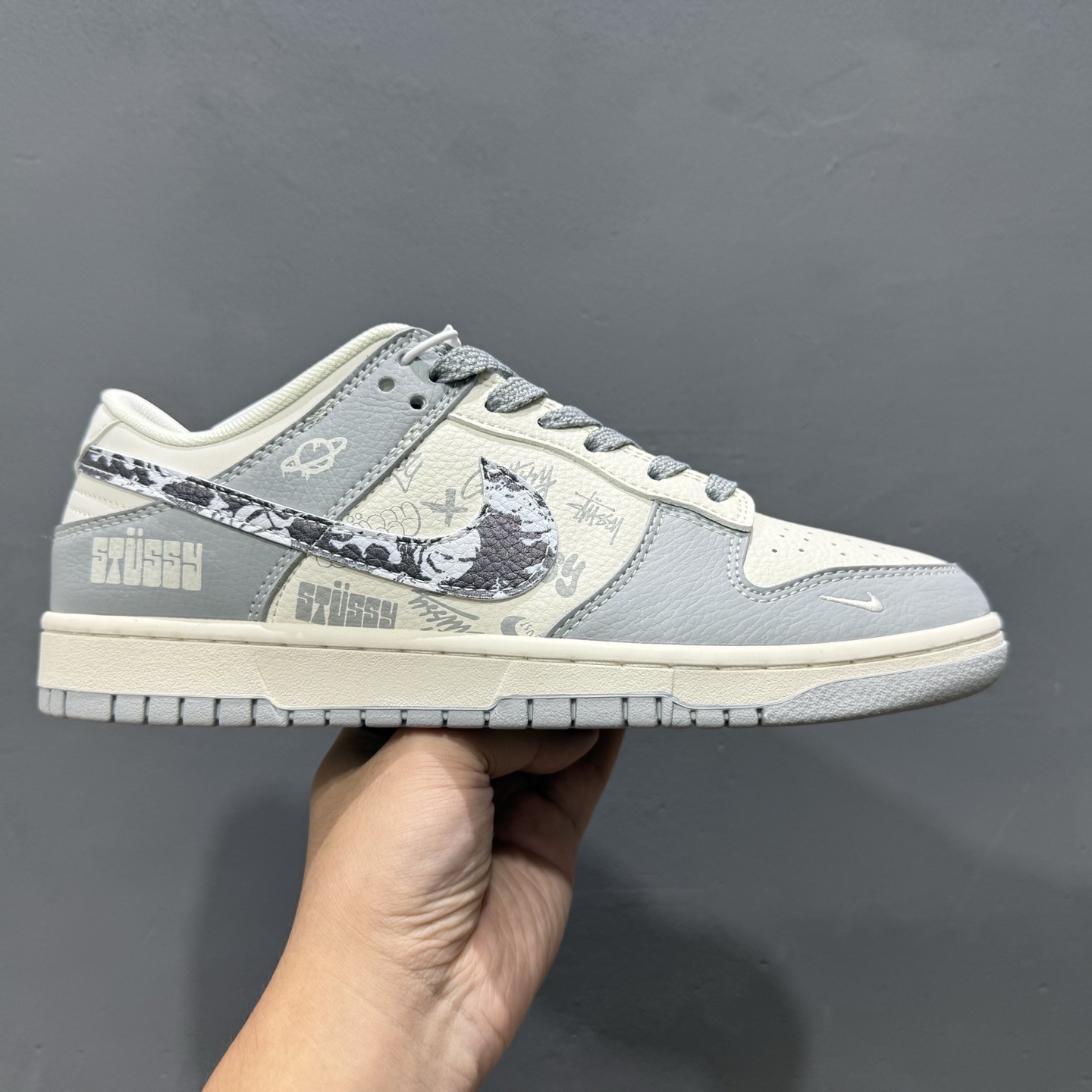 Nike SB Dunk Low 斯图西联名 亮灰涂鸦 周年高端定制 低帮休闲板鞋 XS6089-588