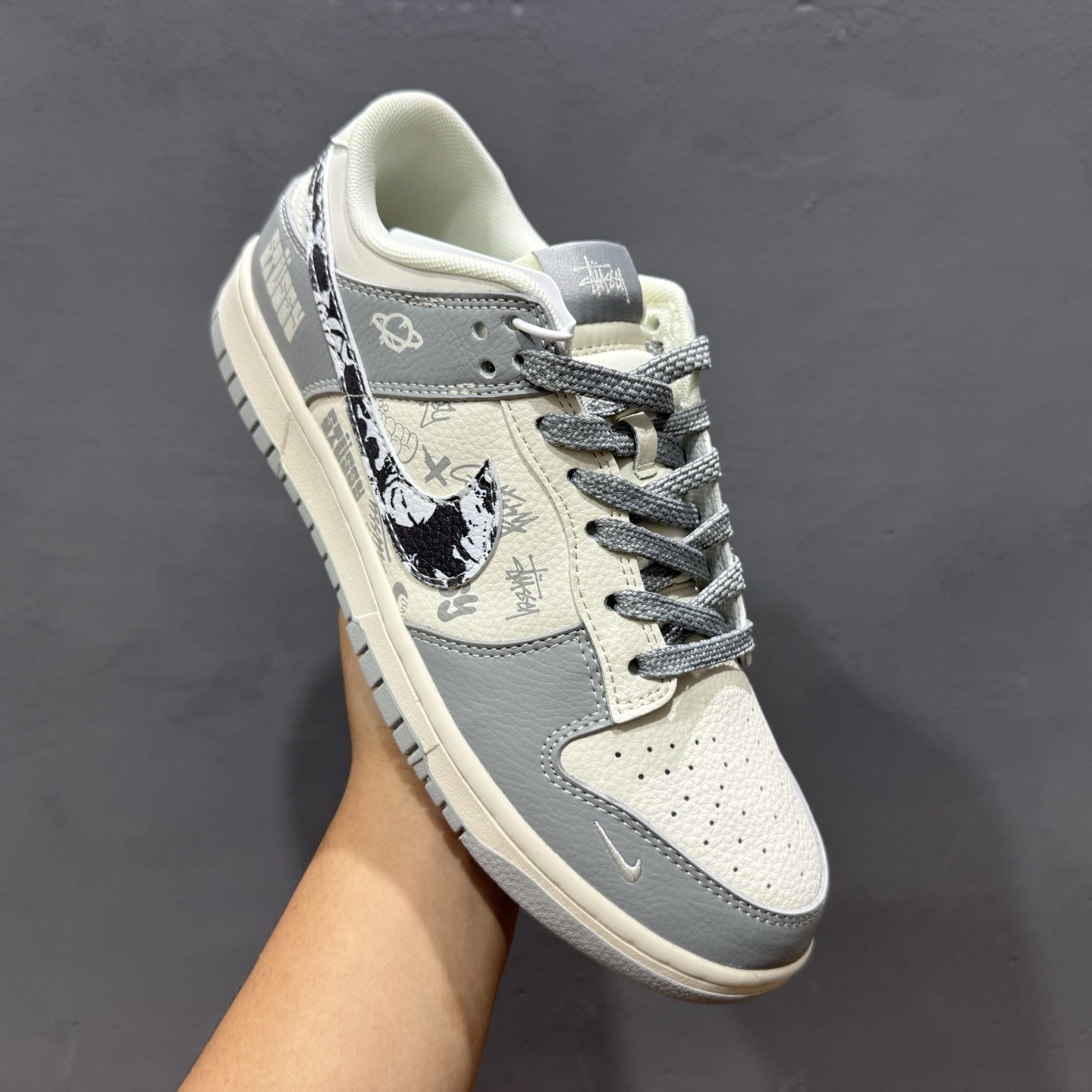 Nike SB Dunk Low 斯图西联名 亮灰涂鸦 周年高端定制 低帮休闲板鞋 XS6089-588