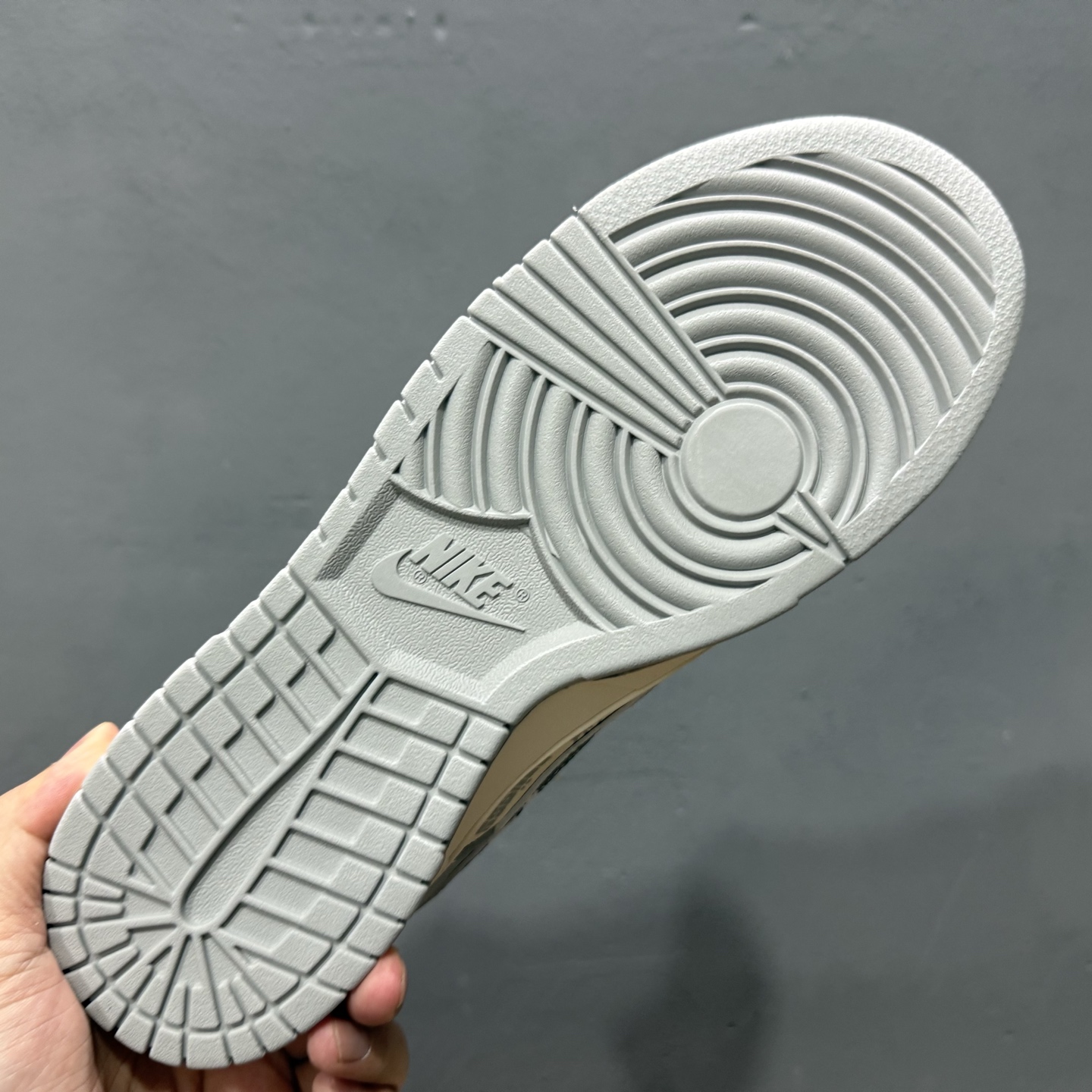 Nike SB Dunk Low 斯图西联名 亮灰涂鸦 周年高端定制 低帮休闲板鞋 XS6089-588