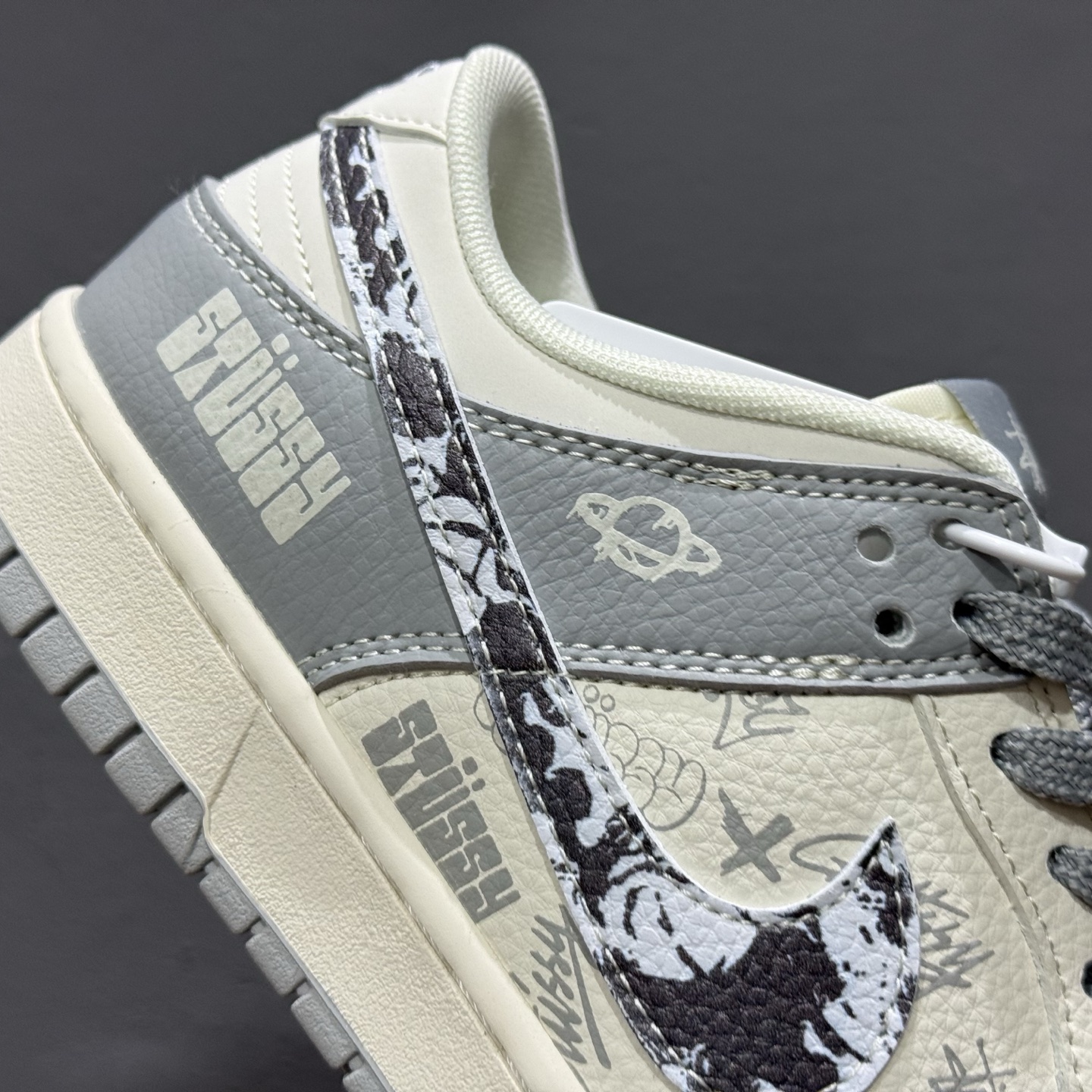 Nike SB Dunk Low 斯图西联名 亮灰涂鸦 周年高端定制 低帮休闲板鞋 XS6089-588