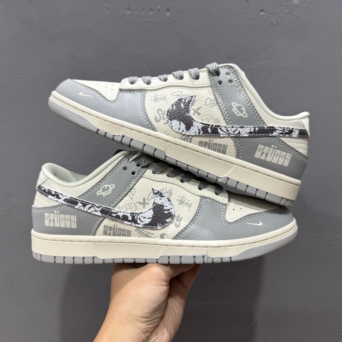 Nike SB Dunk Low 斯图西联名 亮灰涂鸦 周年高端定制 低帮休闲板鞋 XS6089-588