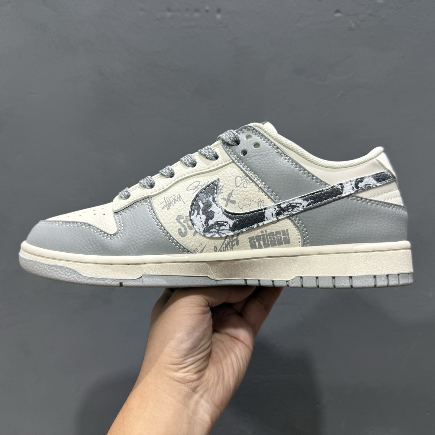 Nike SB Dunk Low 斯图西联名 亮灰涂鸦 周年高端定制 低帮休闲板鞋 XS6089-588