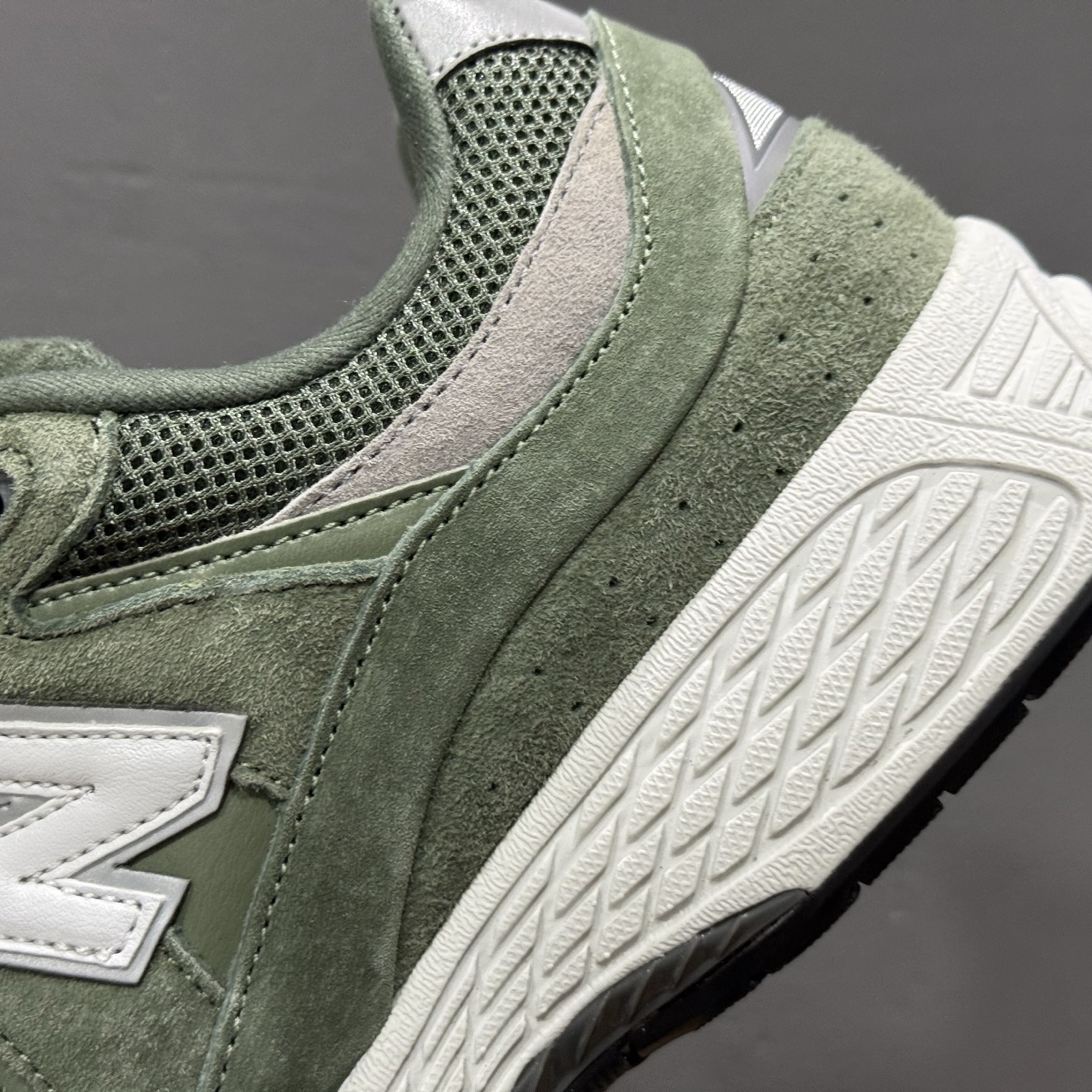 大厂出品 New Balance NB 2002R 绿色 M2002RG1