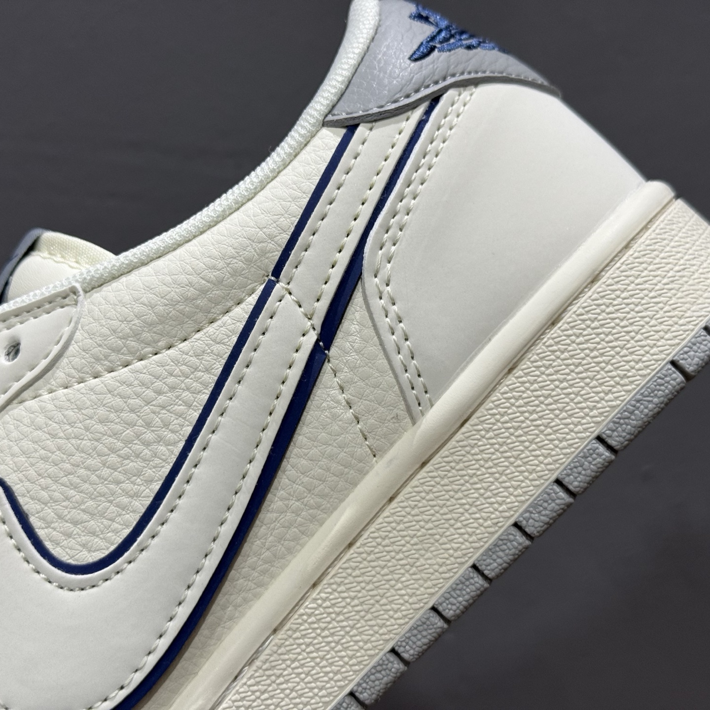 Travis Scott x Fragment Design × Air Jordan 1 Low OG SP AJ1 示 1耐克联名 多重勾 低帮文化休闲板鞋 XS7089-597 Travis Scott x Fragment Design × Air Jordan 1 Low OG SP AJ1 示 1耐克联名 多重勾 低帮文化休闲板鞋 XS7089-597