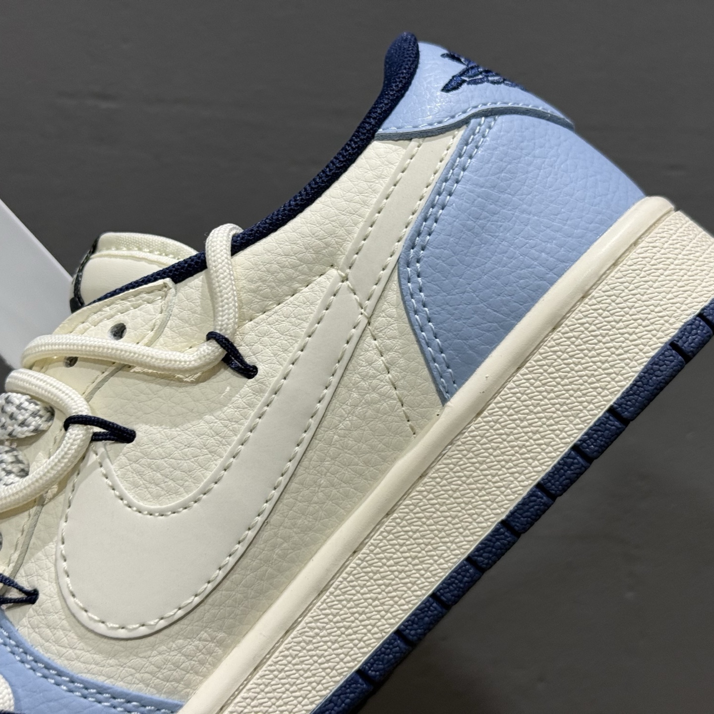 Travis Scott x Fragment Design × Air Jordan 1 Low OG SP AJ1 乔1 Supreme联名 白蓝抽绳 低帮文化休闲板鞋  DM6868-106
