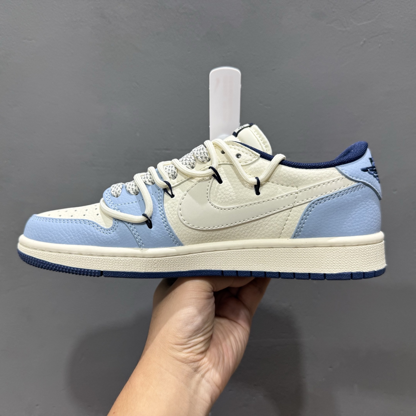 Travis Scott x Fragment Design × Air Jordan 1 Low OG SP AJ1 乔1 Supreme联名 白蓝抽绳 低帮文化休闲板鞋  DM6868-106