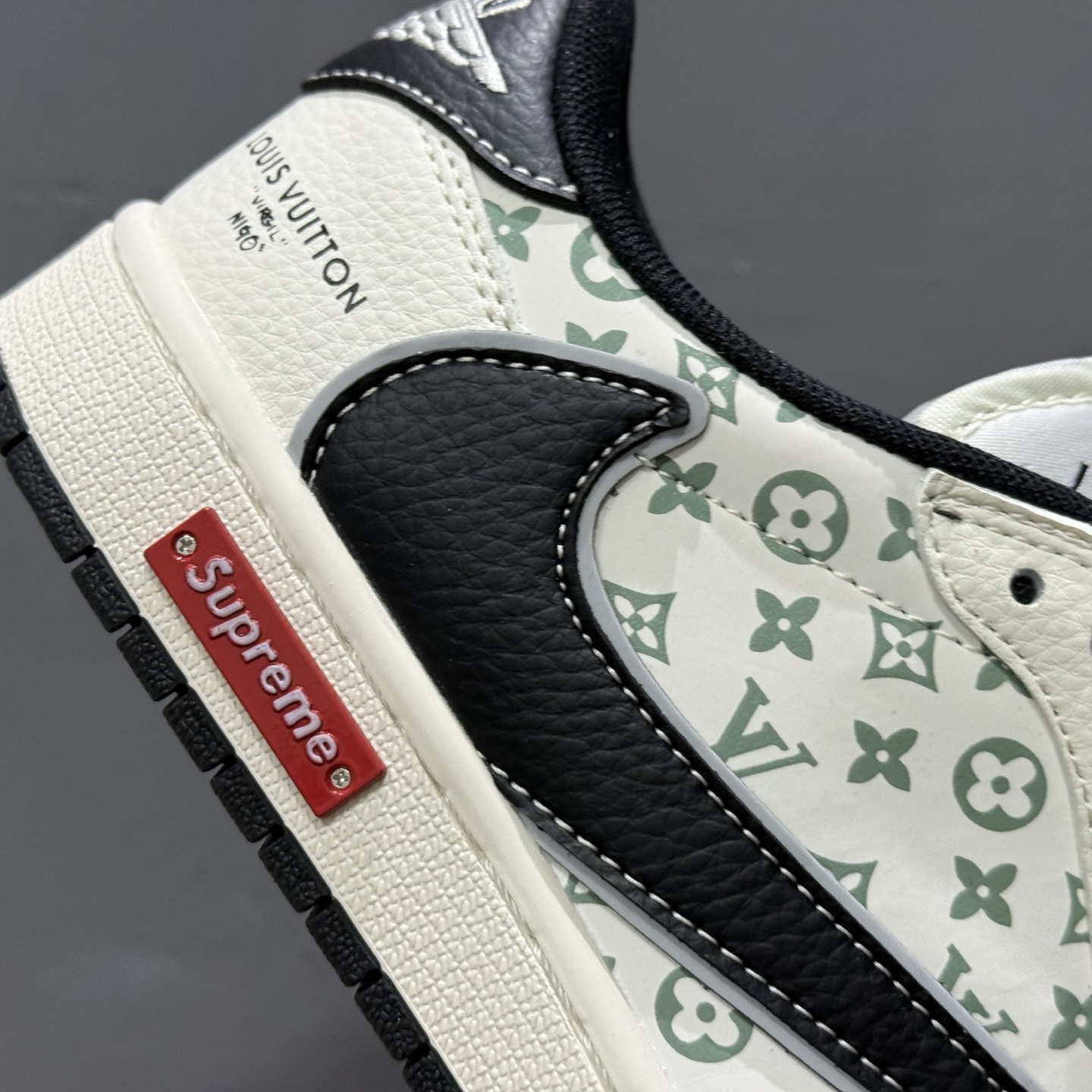 Louis Vuitton x Supreme x Air Jordan 1 Low 金属黑勾 YX5066-335 Louis Vuitton x Supreme x Air Jordan 1 Low 金属黑勾 YX5066-335
