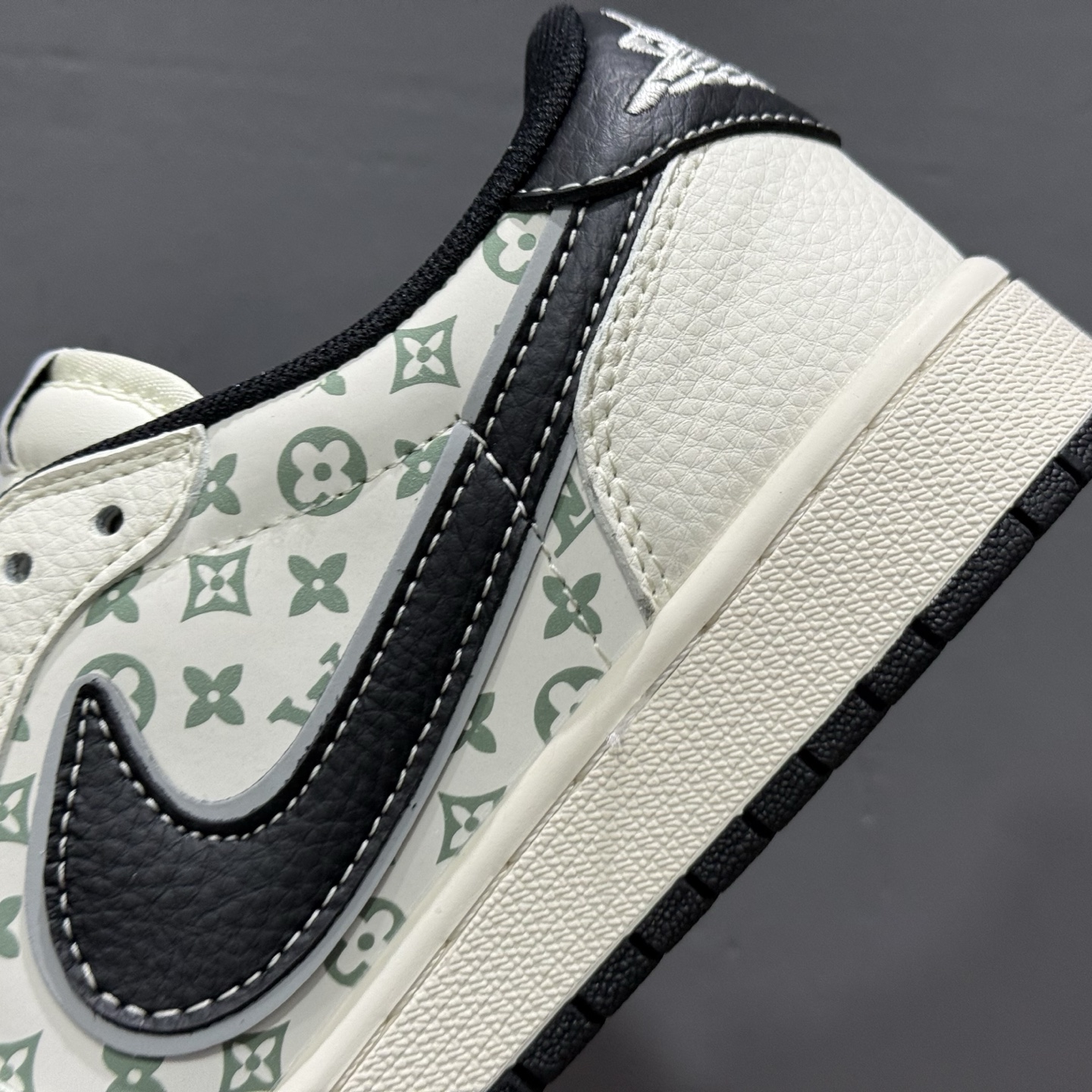 Louis Vuitton x Supreme x Air Jordan 1 Low 金属黑勾 YX5066-335 Louis Vuitton x Supreme x Air Jordan 1 Low 金属黑勾 YX5066-335