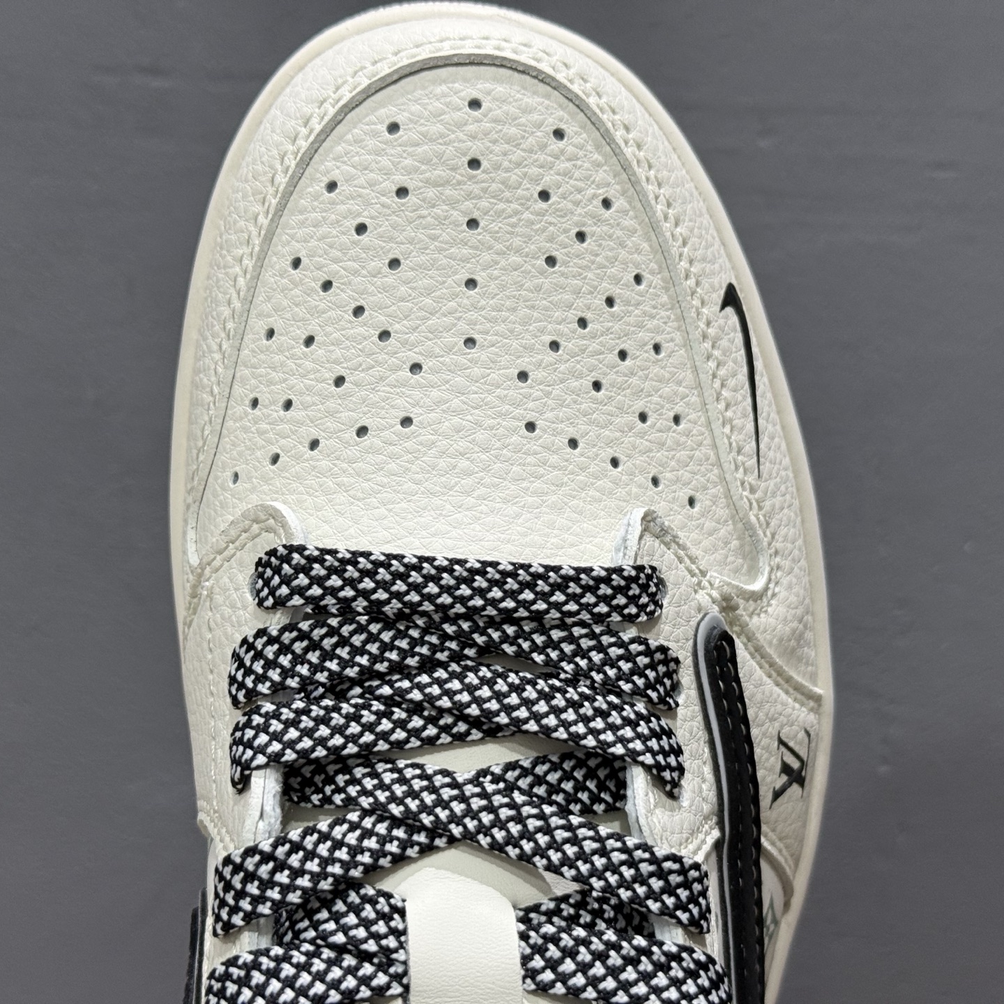 Louis Vuitton x Supreme x Air Jordan 1 Low 金属黑勾 YX5066-335 Louis Vuitton x Supreme x Air Jordan 1 Low 金属黑勾 YX5066-335