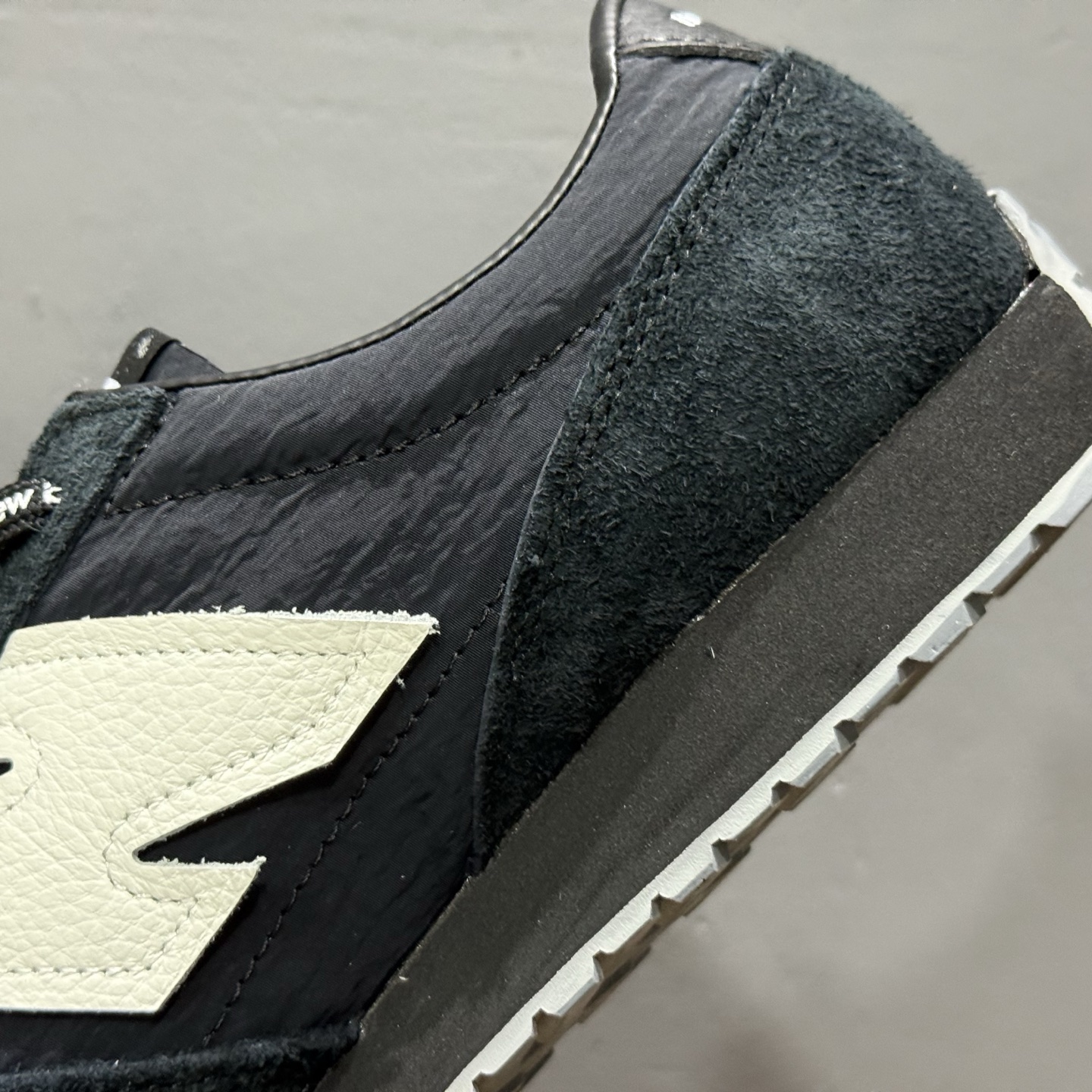 New Balance NB 471 黑色 此款鞋采用近几年比较流行的版型设计 U471AE New Balance NB 471 黑色 此款鞋采用近几年比较流行的版型设计 U471AE