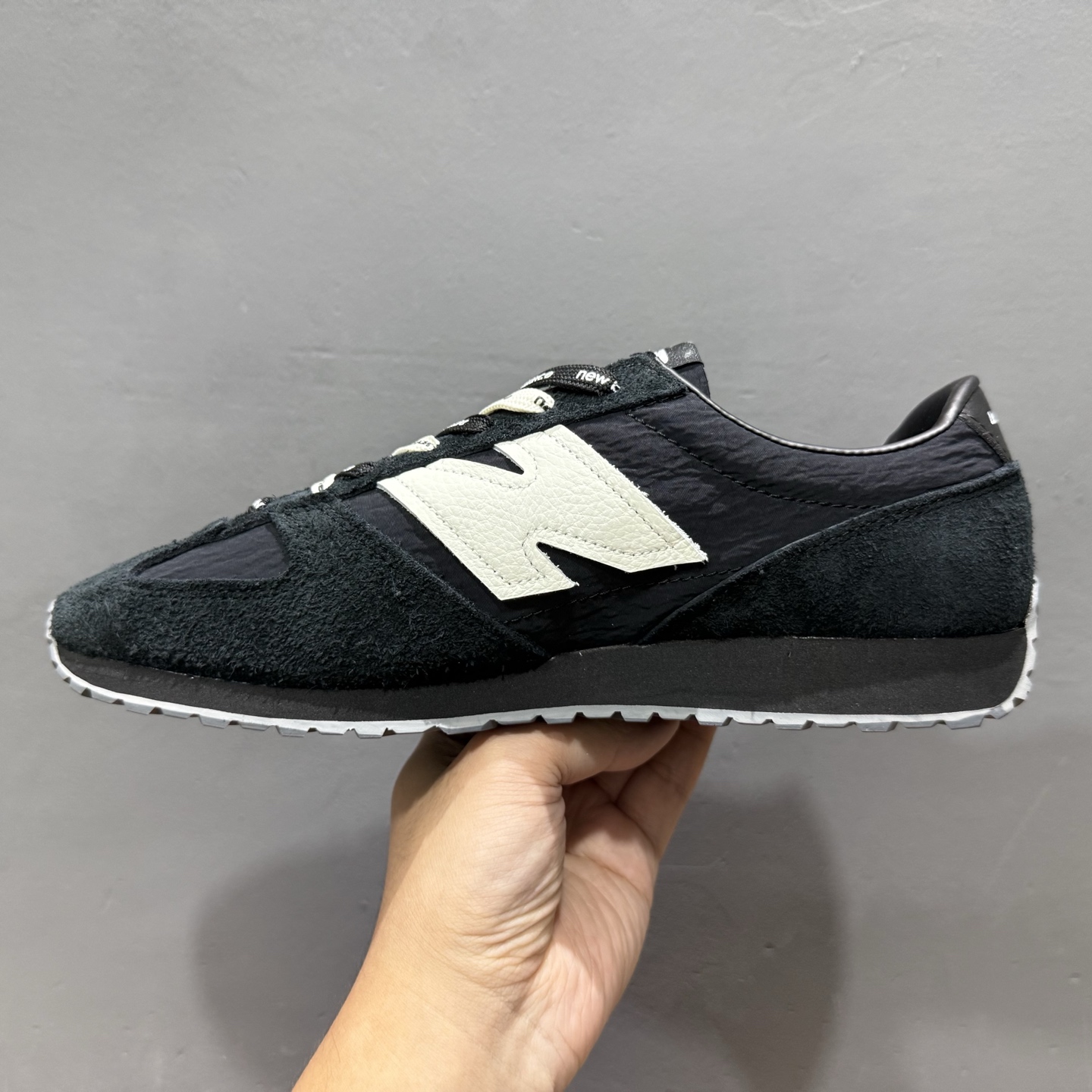 New Balance NB 471 黑色 此款鞋采用近几年比较流行的版型设计 U471AE New Balance NB 471 黑色 此款鞋采用近几年比较流行的版型设计 U471AE