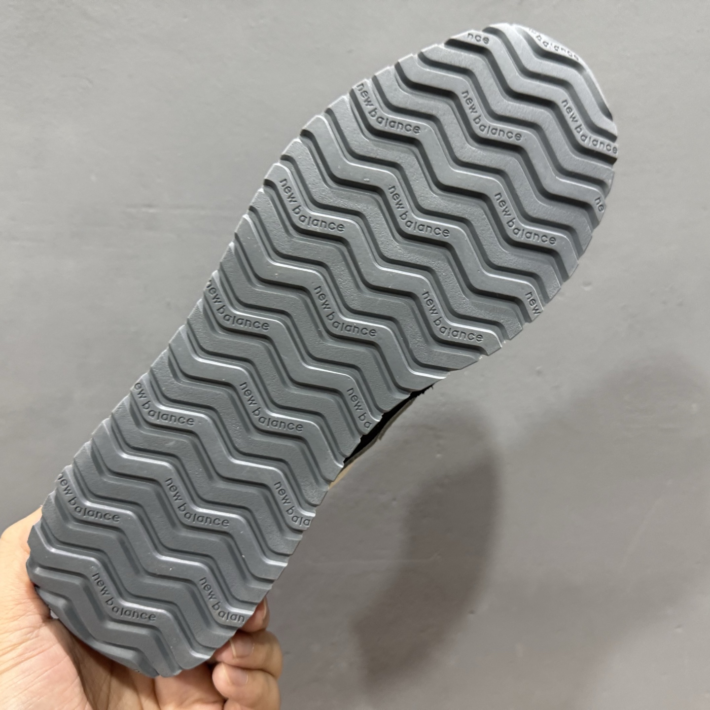 New Balance NB 471 黑色 此款鞋采用近几年比较流行的版型设计 U471AE New Balance NB 471 黑色 此款鞋采用近几年比较流行的版型设计 U471AE