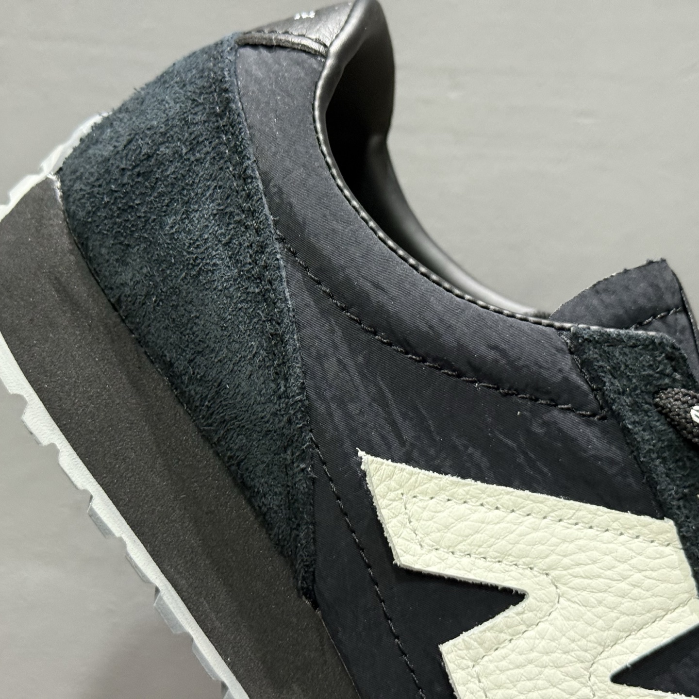 New Balance NB 471 黑色 此款鞋采用近几年比较流行的版型设计 U471AE New Balance NB 471 黑色 此款鞋采用近几年比较流行的版型设计 U471AE