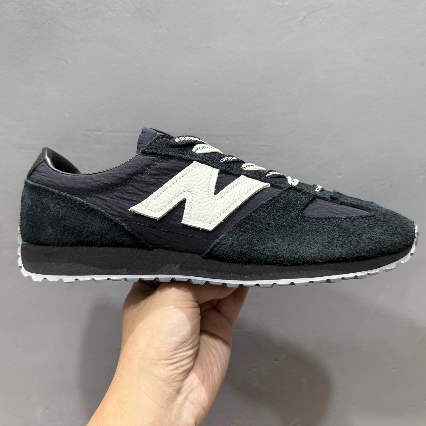 New Balance NB 471 黑色 此款鞋采用近几年比较流行的版型设计 U471AE New Balance NB 471 黑色 此款鞋采用近几年比较流行的版型设计 U471AE