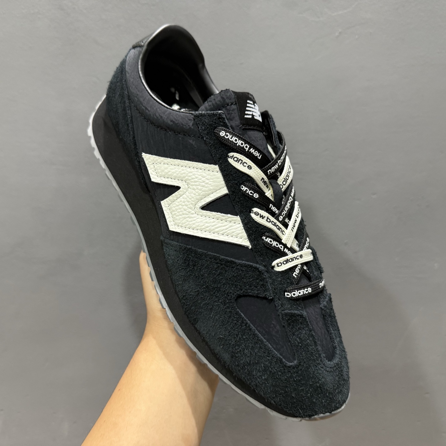 New Balance NB 471 黑色 此款鞋采用近几年比较流行的版型设计 U471AE New Balance NB 471 黑色 此款鞋采用近几年比较流行的版型设计 U471AE