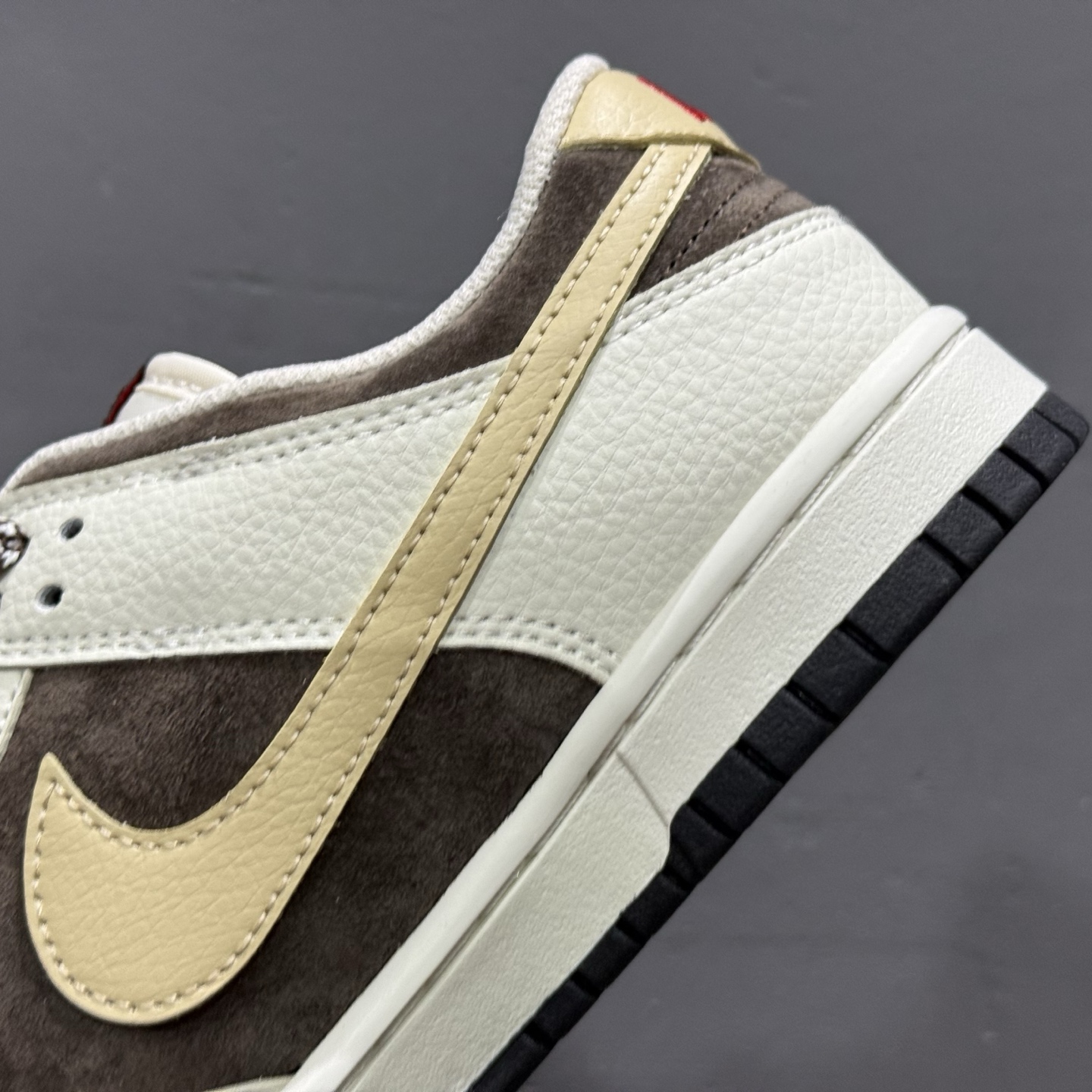 XC版Nk SB Dunk Low UN联名 米棕卡其勾 周年高端定制 低帮休闲板鞋 DJ2024-089