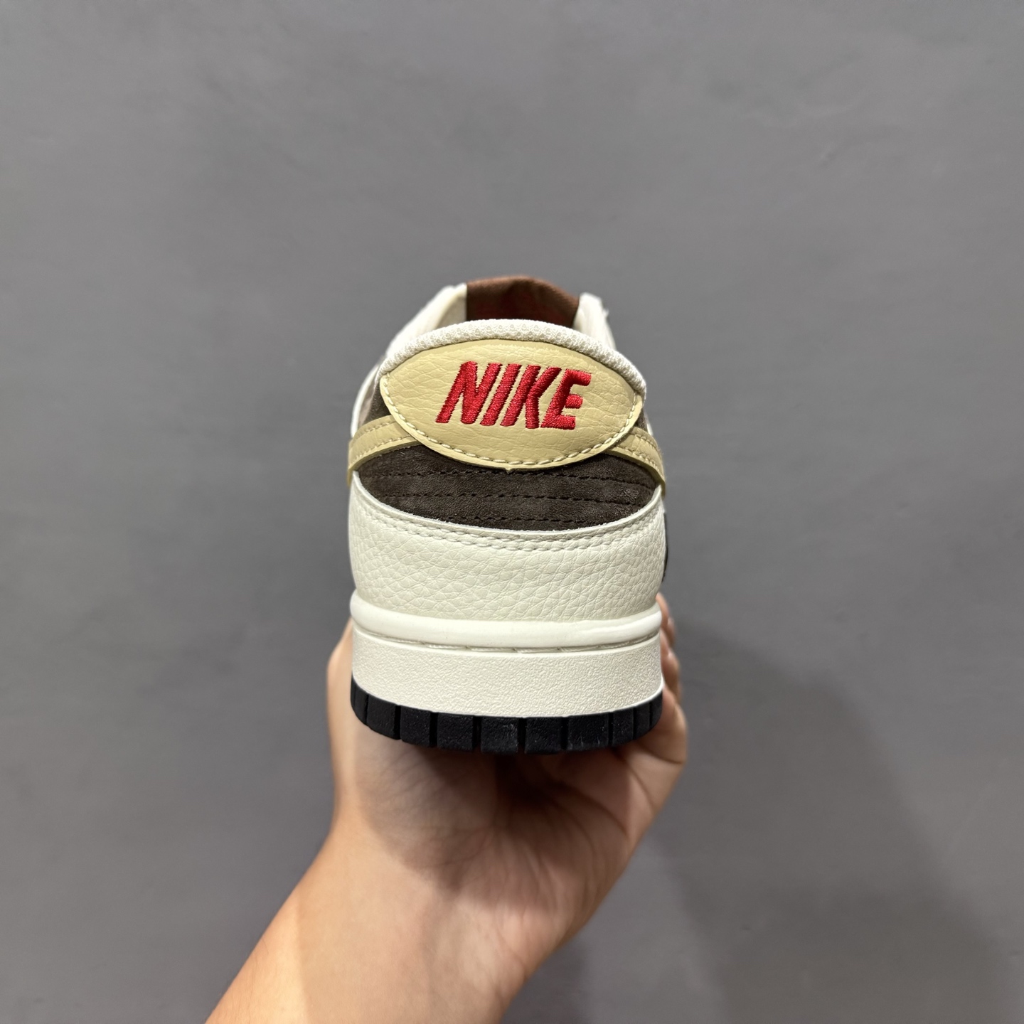 XC版Nk SB Dunk Low UN联名 米棕卡其勾 周年高端定制 低帮休闲板鞋 DJ2024-089