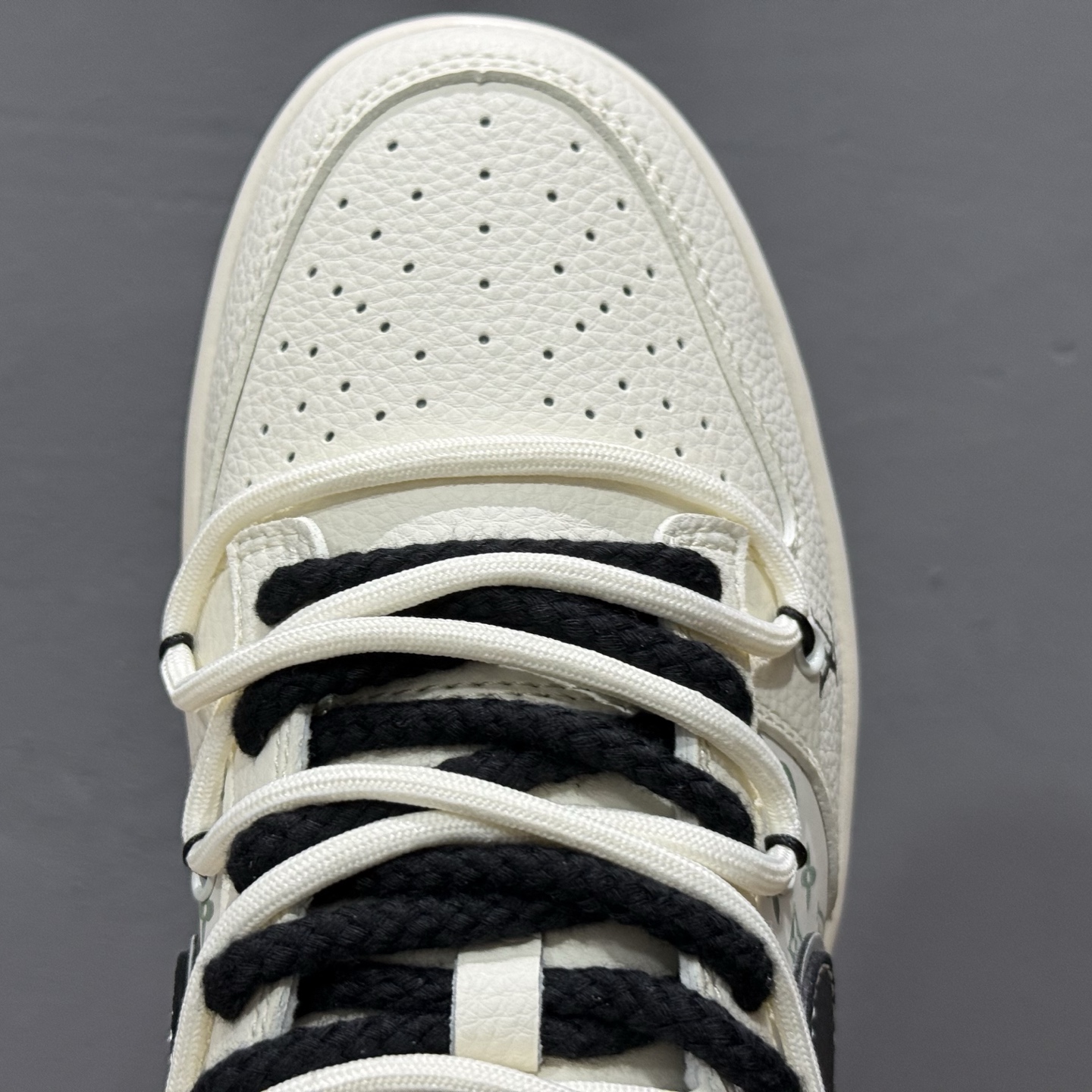 XC版Nike SB Dunk Low LV联名 米白绑带黑勾 周年高端定制 低帮休闲板鞋 YX5066-337 XC版Nike SB Dunk Low LV联名 米白绑带黑勾 周年高端定制 低帮休闲板鞋 YX5066-337