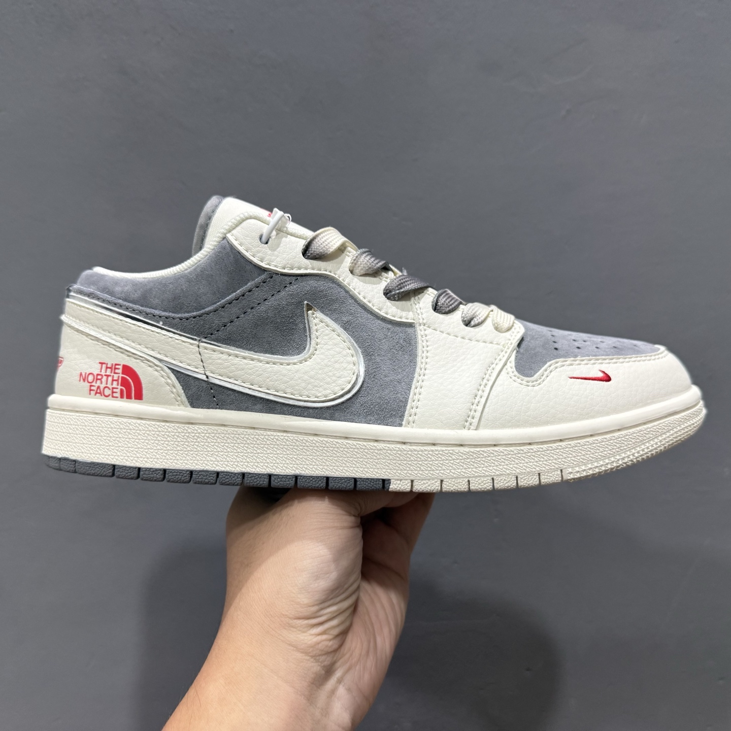 XC版 Air Jordan 1 Retro Low x The North Face 米灰红小钩  SJ9950-039
