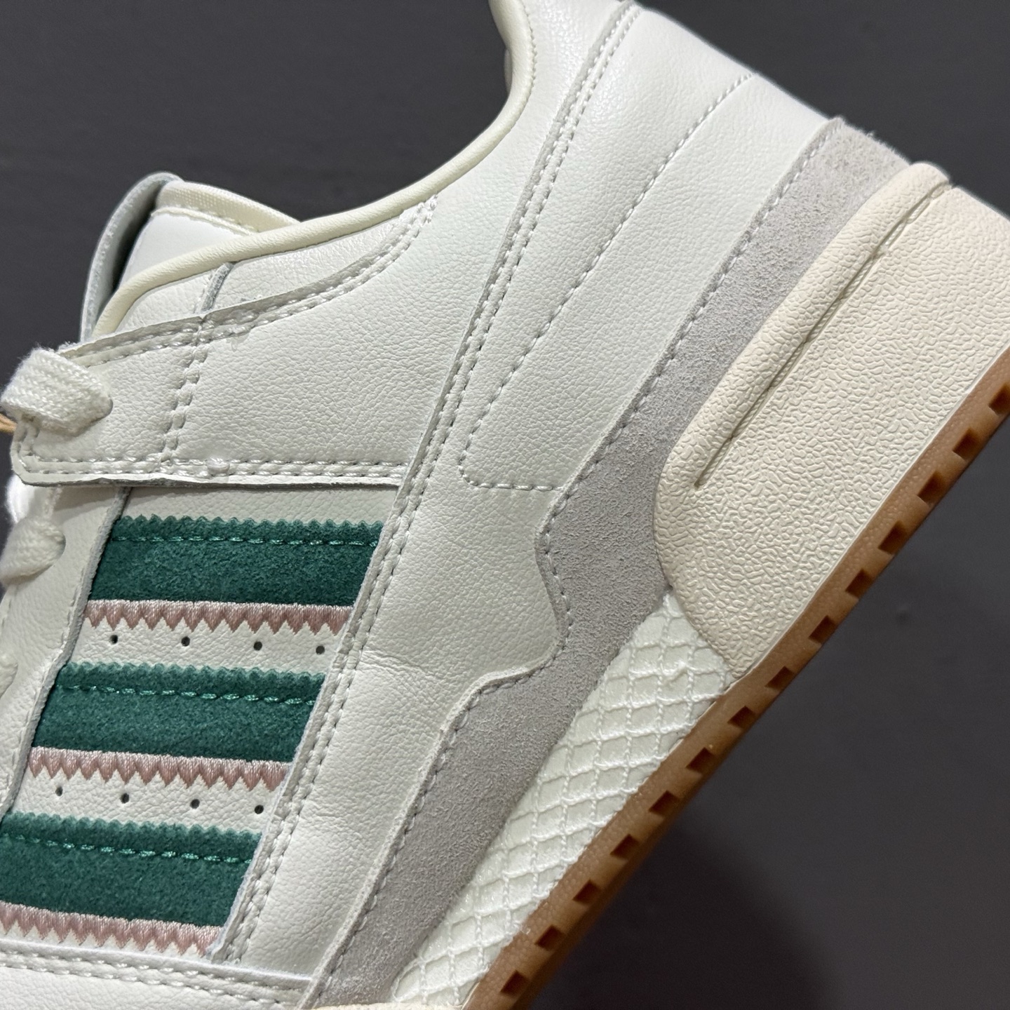 adidas Originals Forum 百搭单品 Forum Low入诞生于1984年的经典复古篮球鞋 IF7220 adidas Originals Forum 百搭单品 Forum Low入诞生于1984年的经典复古篮球鞋 IF7220