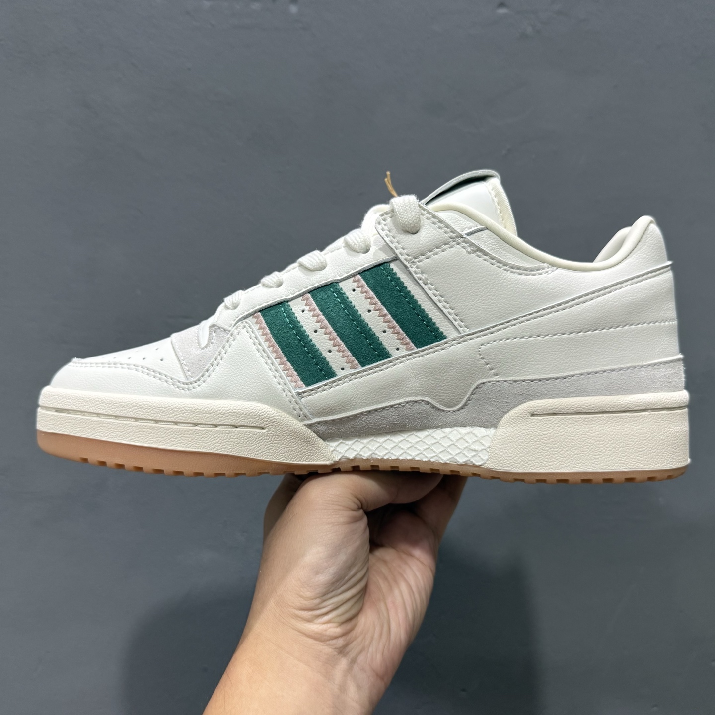 adidas Originals Forum 百搭单品 Forum Low入诞生于1984年的经典复古篮球鞋 IF7220 adidas Originals Forum 百搭单品 Forum Low入诞生于1984年的经典复古篮球鞋 IF7220