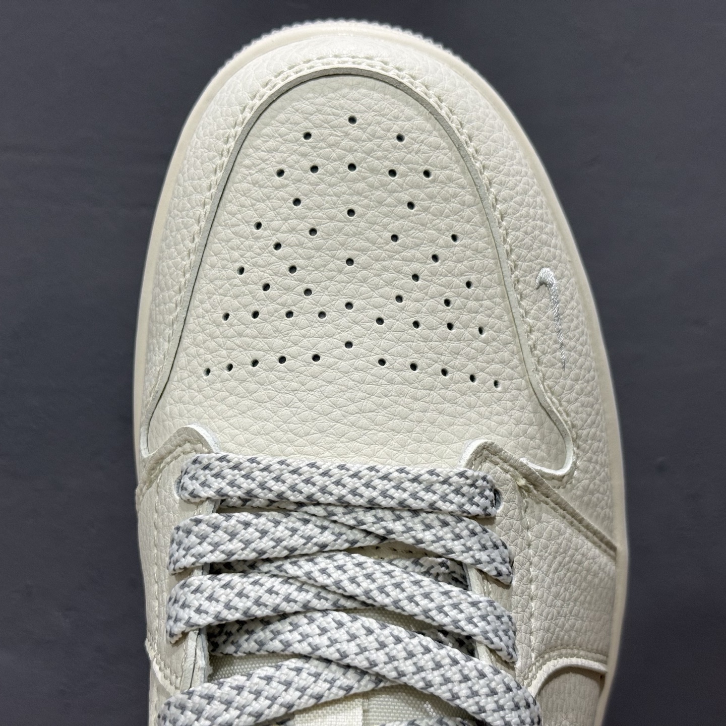 NIKE x Air Jordan 1 简约米灰底 此款主张打破传统的工业化流水线设计限制 XX3168-187
