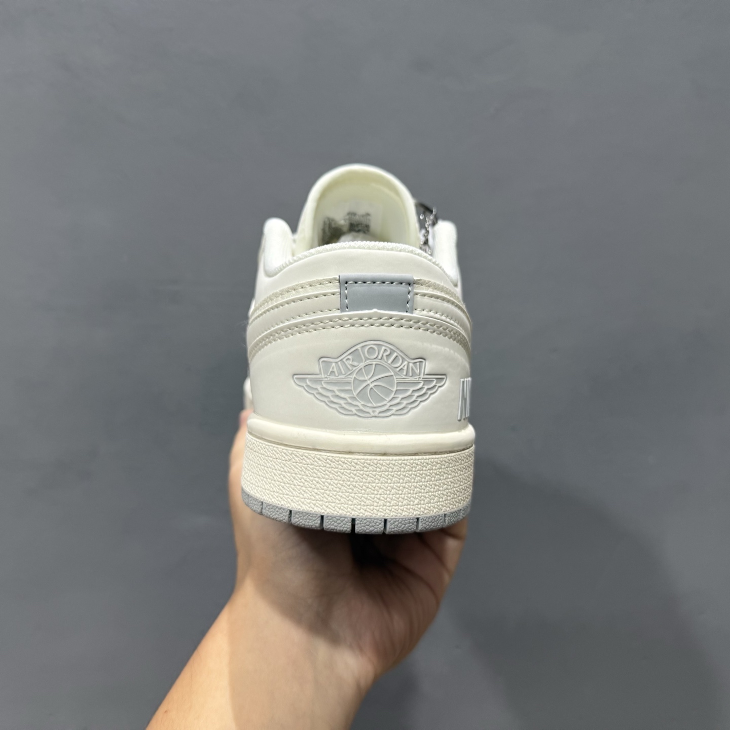 NIKE x Air Jordan 1 简约米灰底 此款主张打破传统的工业化流水线设计限制 XX3168-187