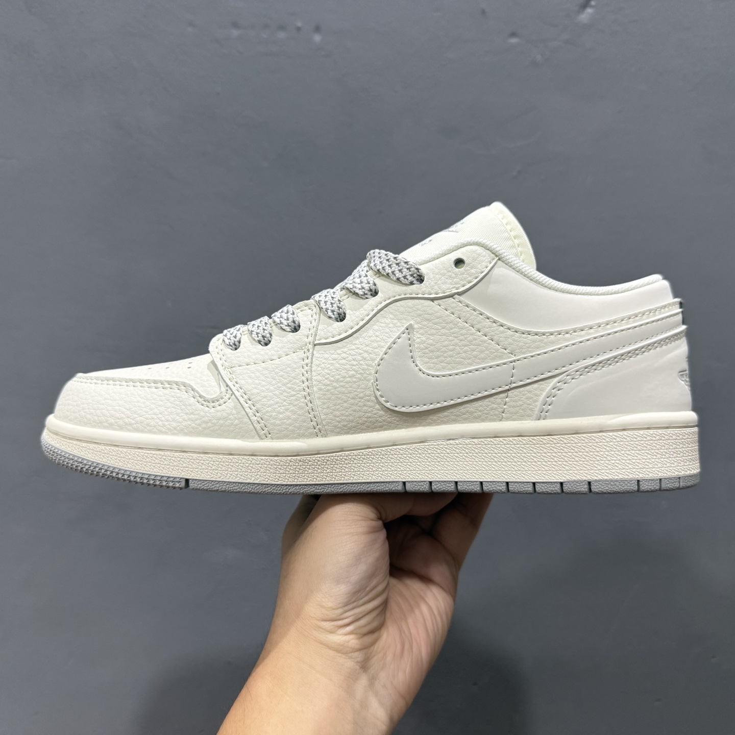 NIKE x Air Jordan 1 简约米灰底 此款主张打破传统的工业化流水线设计限制 XX3168-187