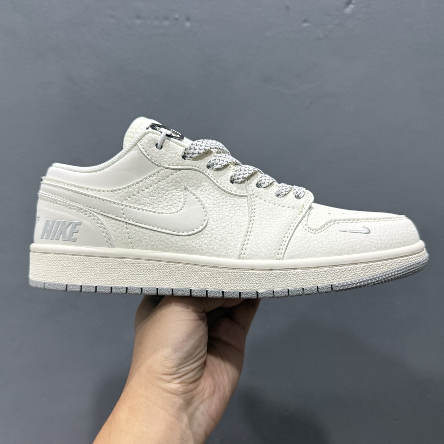 NIKE x Air Jordan 1 简约米灰底 此款主张打破传统的工业化流水线设计限制 XX3168-187