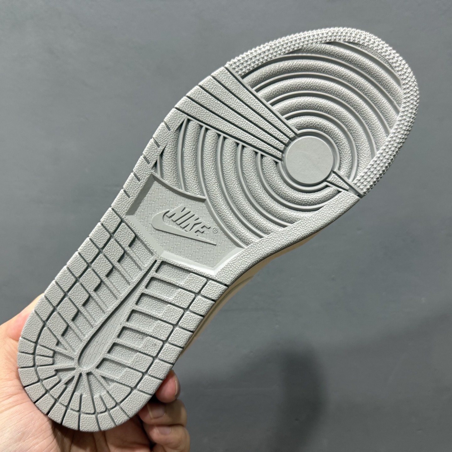 NIKE x Air Jordan 1 简约米灰底 此款主张打破传统的工业化流水线设计限制 XX3168-187