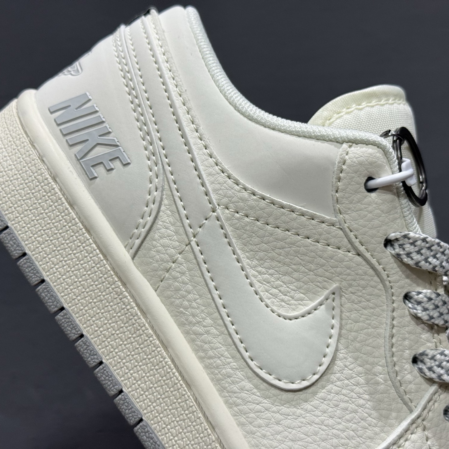 NIKE x Air Jordan 1 简约米灰底 此款主张打破传统的工业化流水线设计限制 XX3168-187
