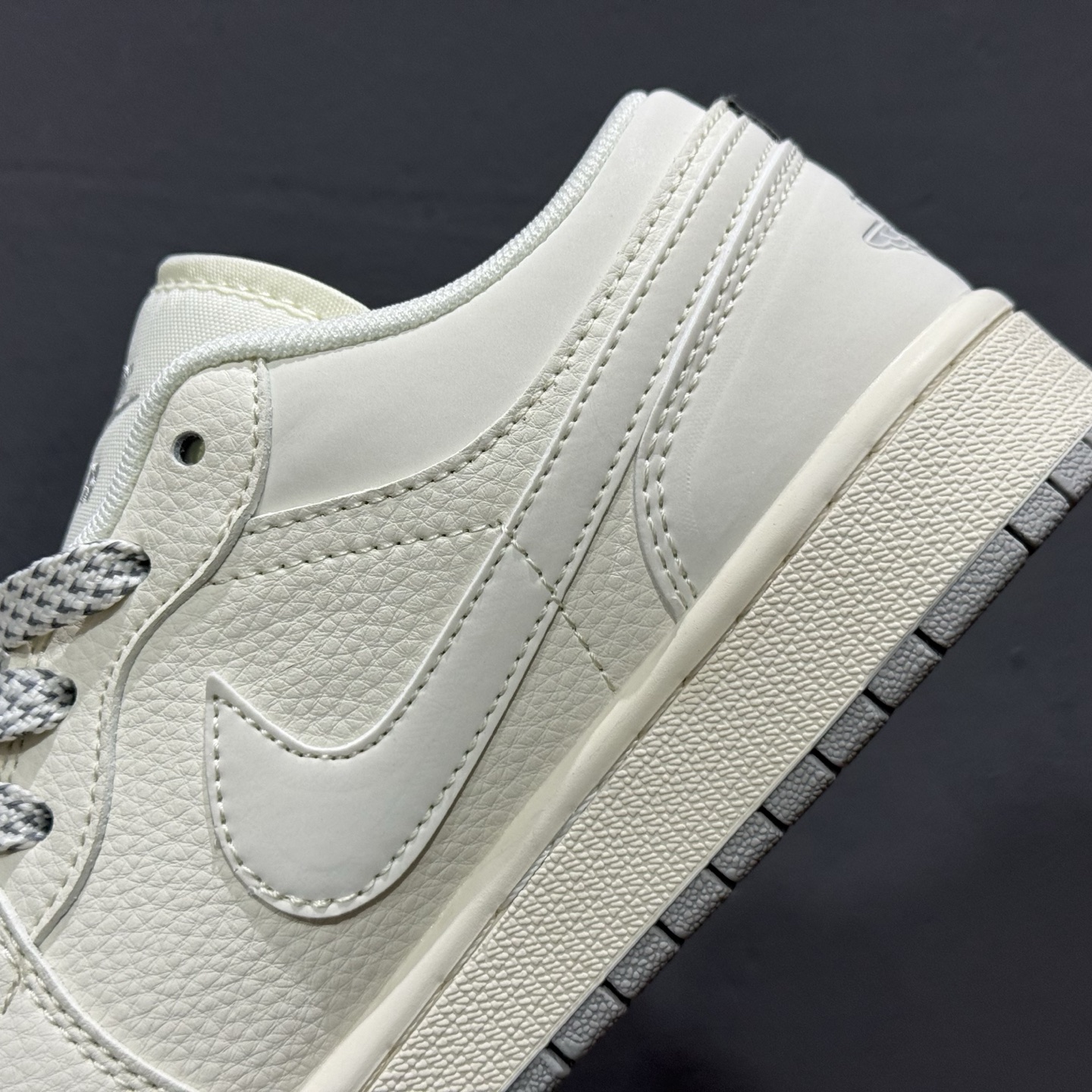 NIKE x Air Jordan 1 简约米灰底 此款主张打破传统的工业化流水线设计限制 XX3168-187