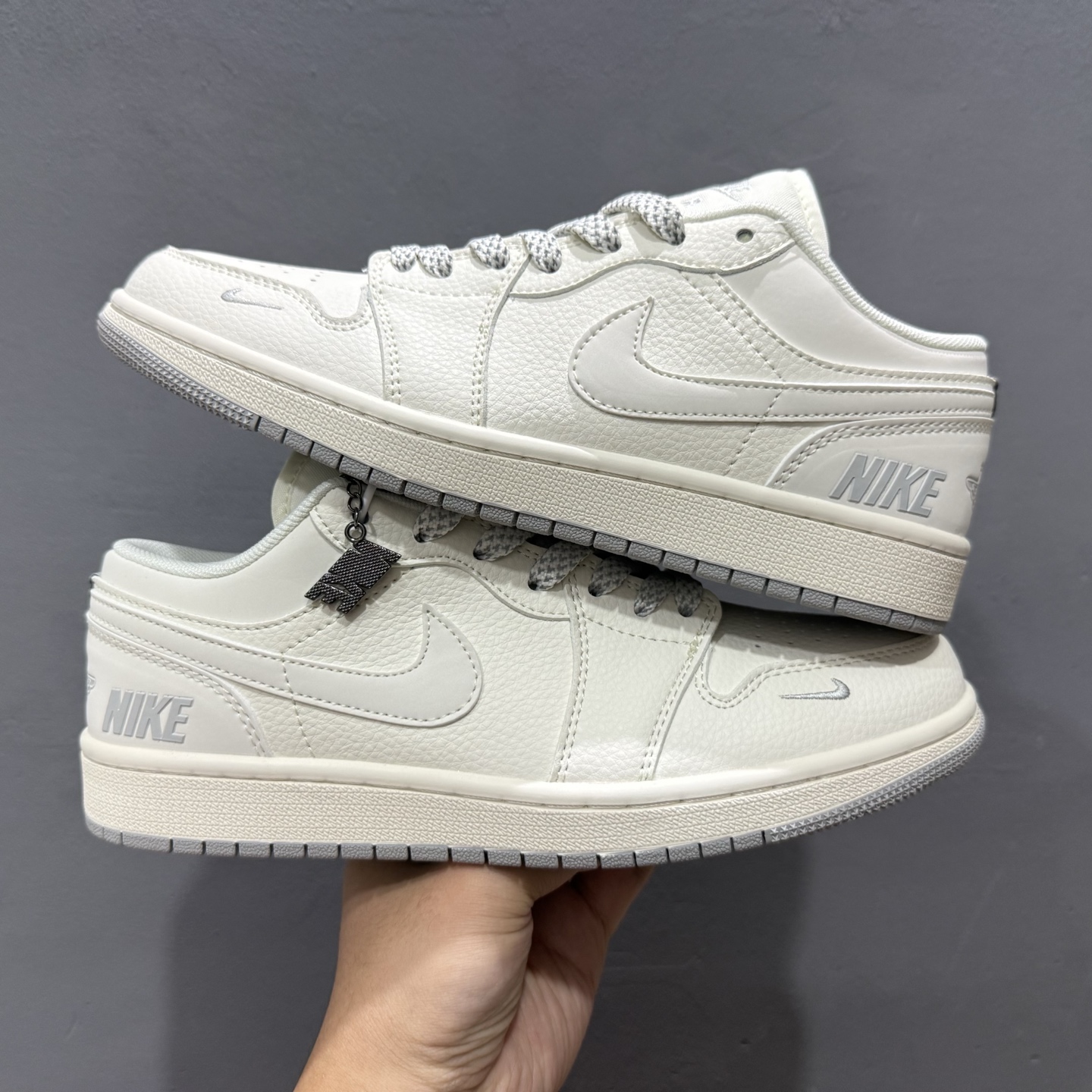 NIKE x Air Jordan 1 简约米灰底 此款主张打破传统的工业化流水线设计限制 XX3168-187
