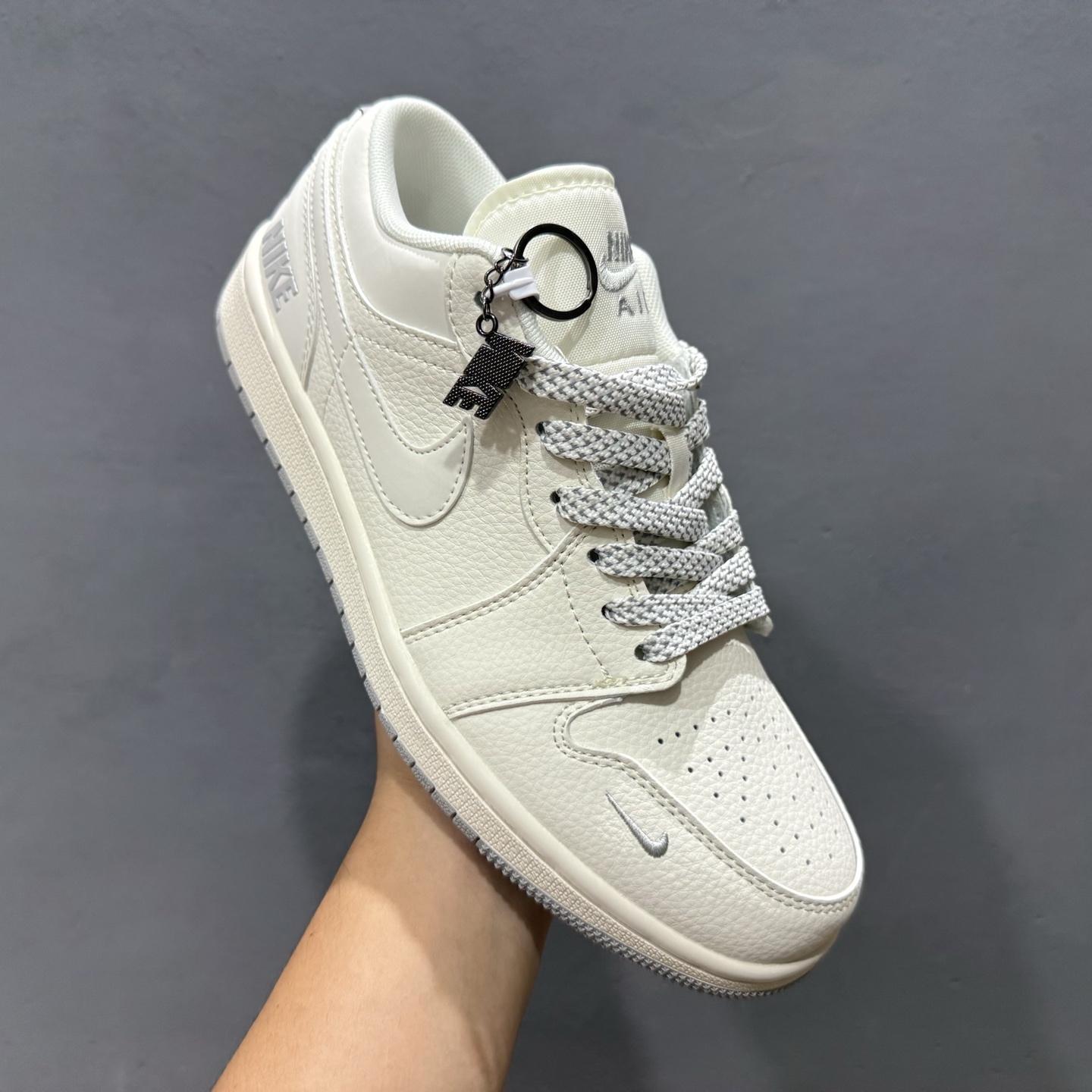 NIKE x Air Jordan 1 简约米灰底 此款主张打破传统的工业化流水线设计限制 XX3168-187