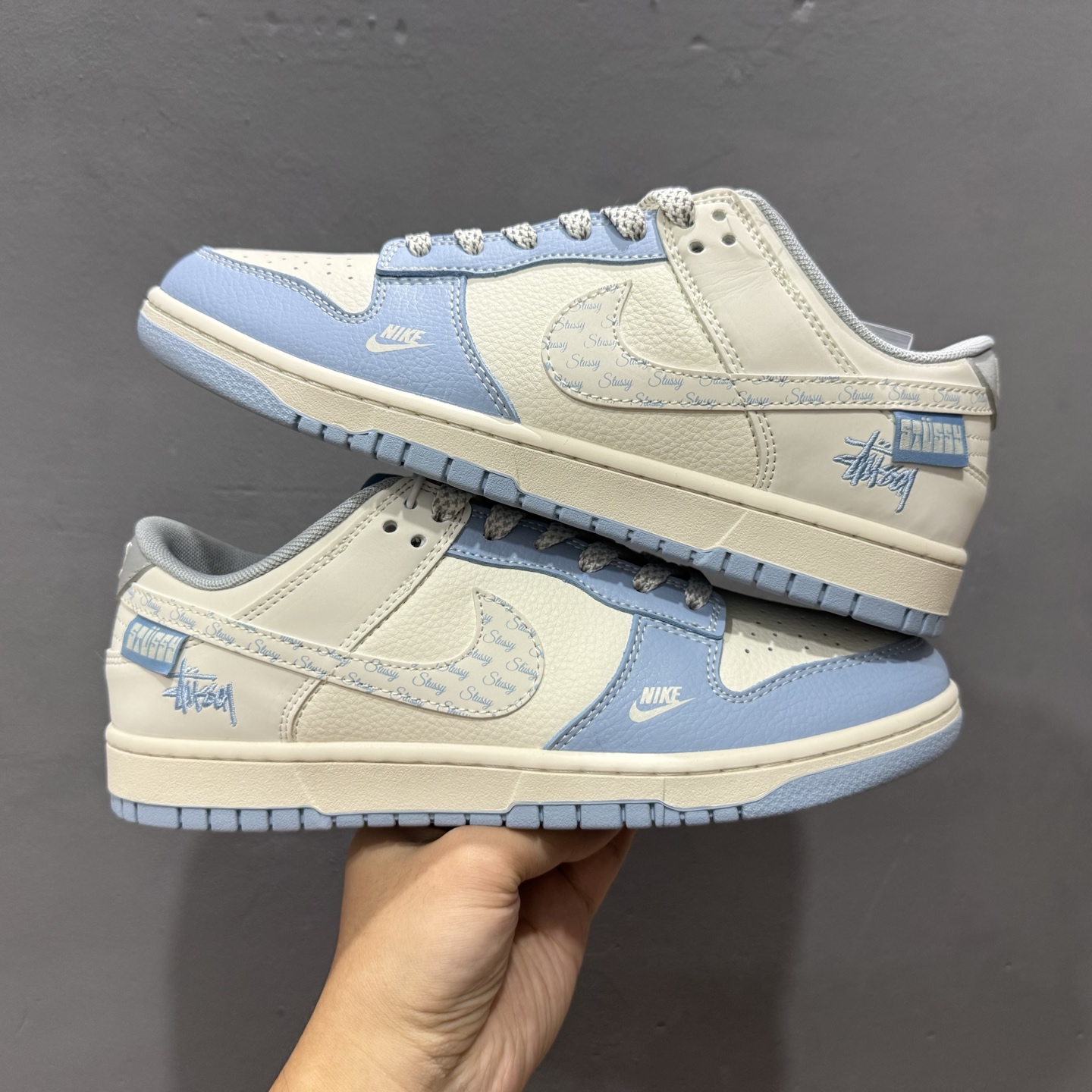 Stussy x Nike Dunk Low 大学蓝花勾 此款主张打破传统的工业化流水线设计限制 XS6089-591