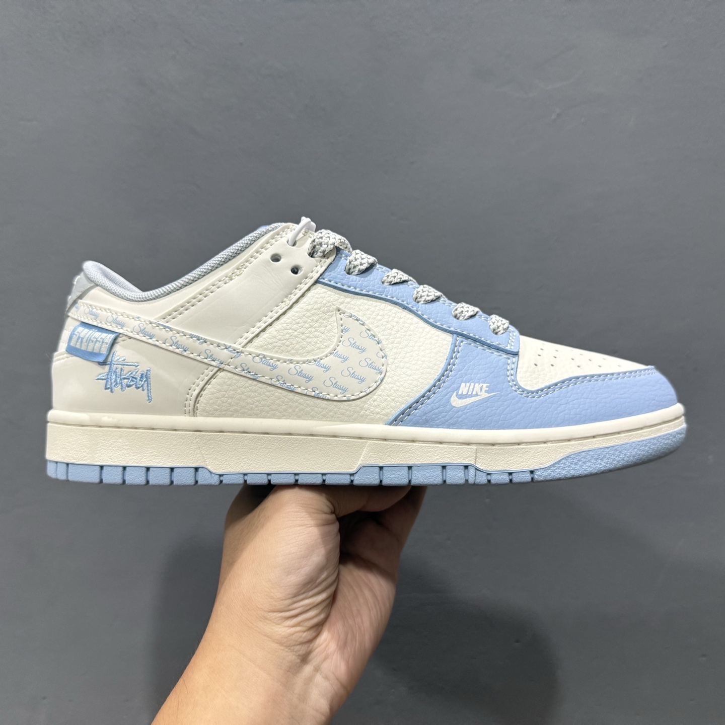 Stussy x Nike Dunk Low 大学蓝花勾 此款主张打破传统的工业化流水线设计限制 XS6089-591