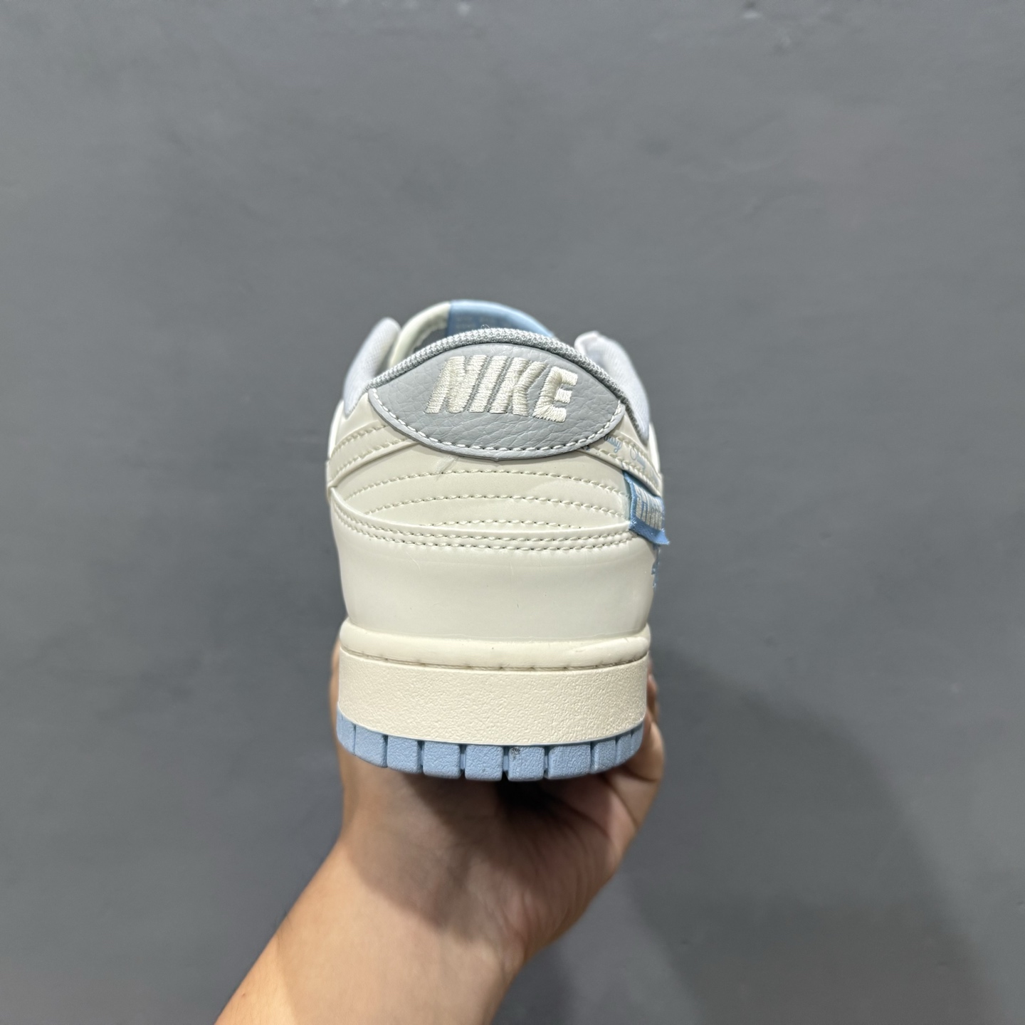 Stussy x Nike Dunk Low 大学蓝花勾 此款主张打破传统的工业化流水线设计限制 XS6089-591