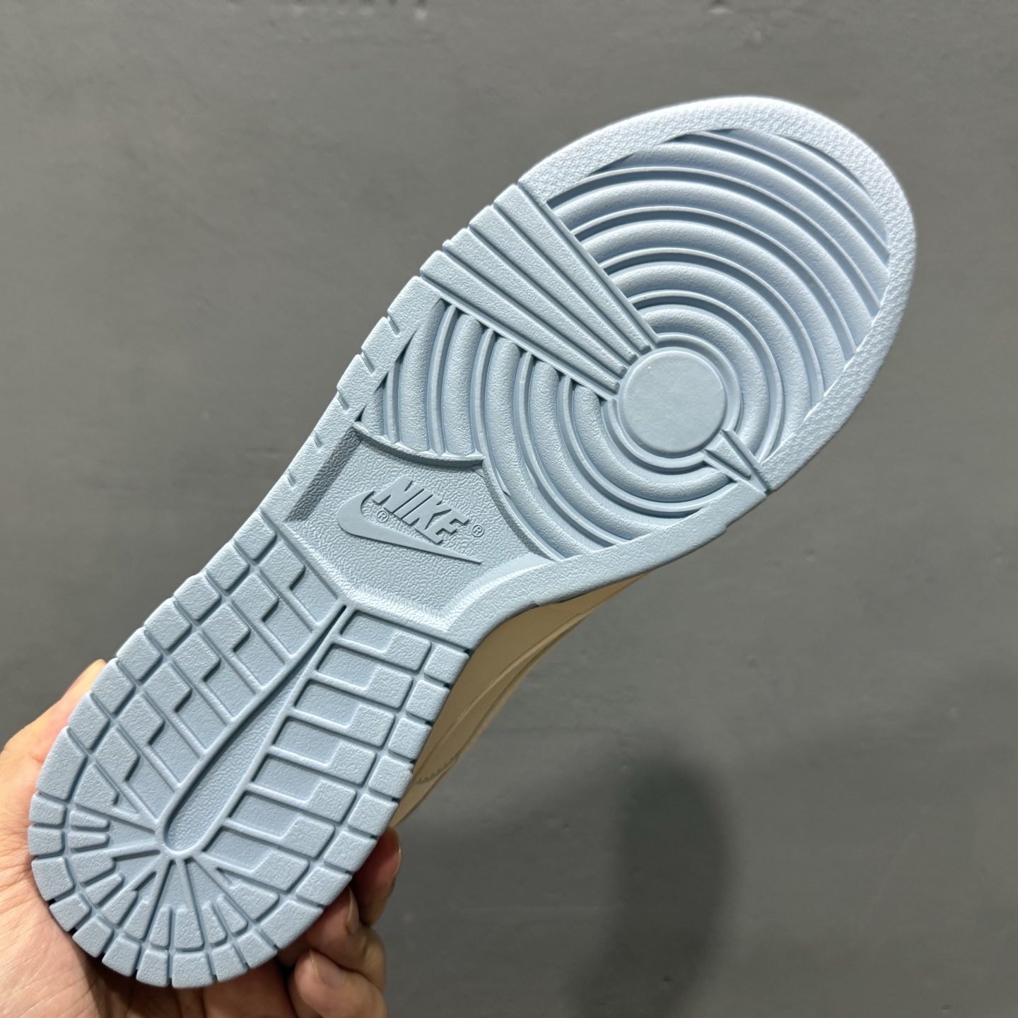 Stussy x Nike Dunk Low 大学蓝花勾 此款主张打破传统的工业化流水线设计限制 XS6089-591