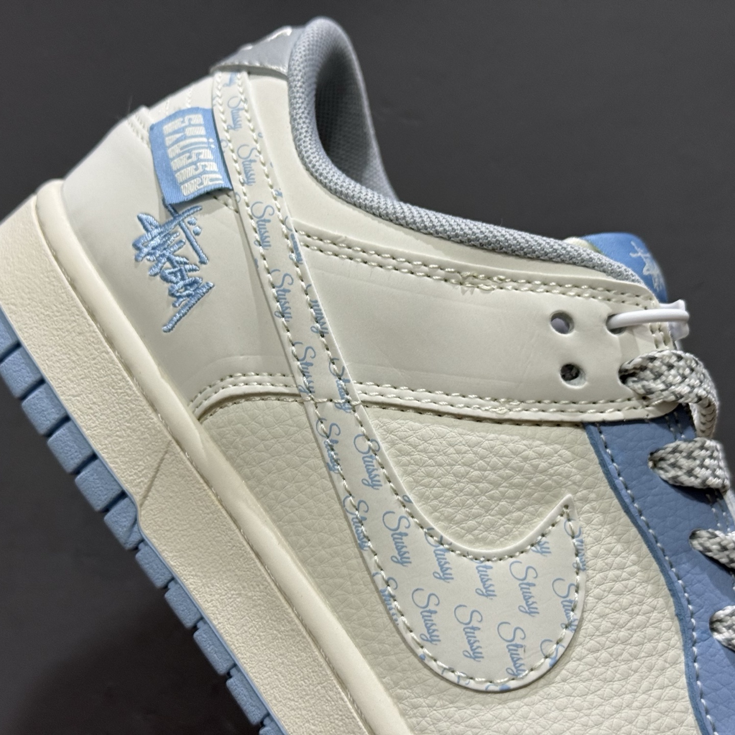 Stussy x Nike Dunk Low 大学蓝花勾 此款主张打破传统的工业化流水线设计限制 XS6089-591