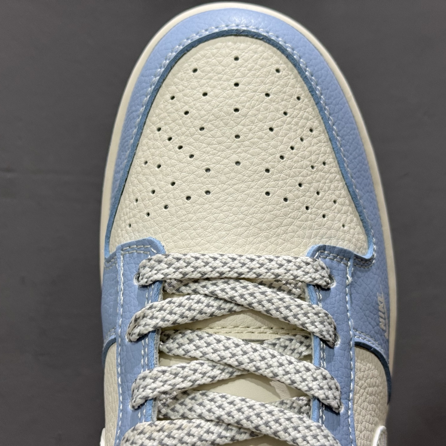 Stussy x Nike Dunk Low 大学蓝花勾 此款主张打破传统的工业化流水线设计限制 XS6089-591