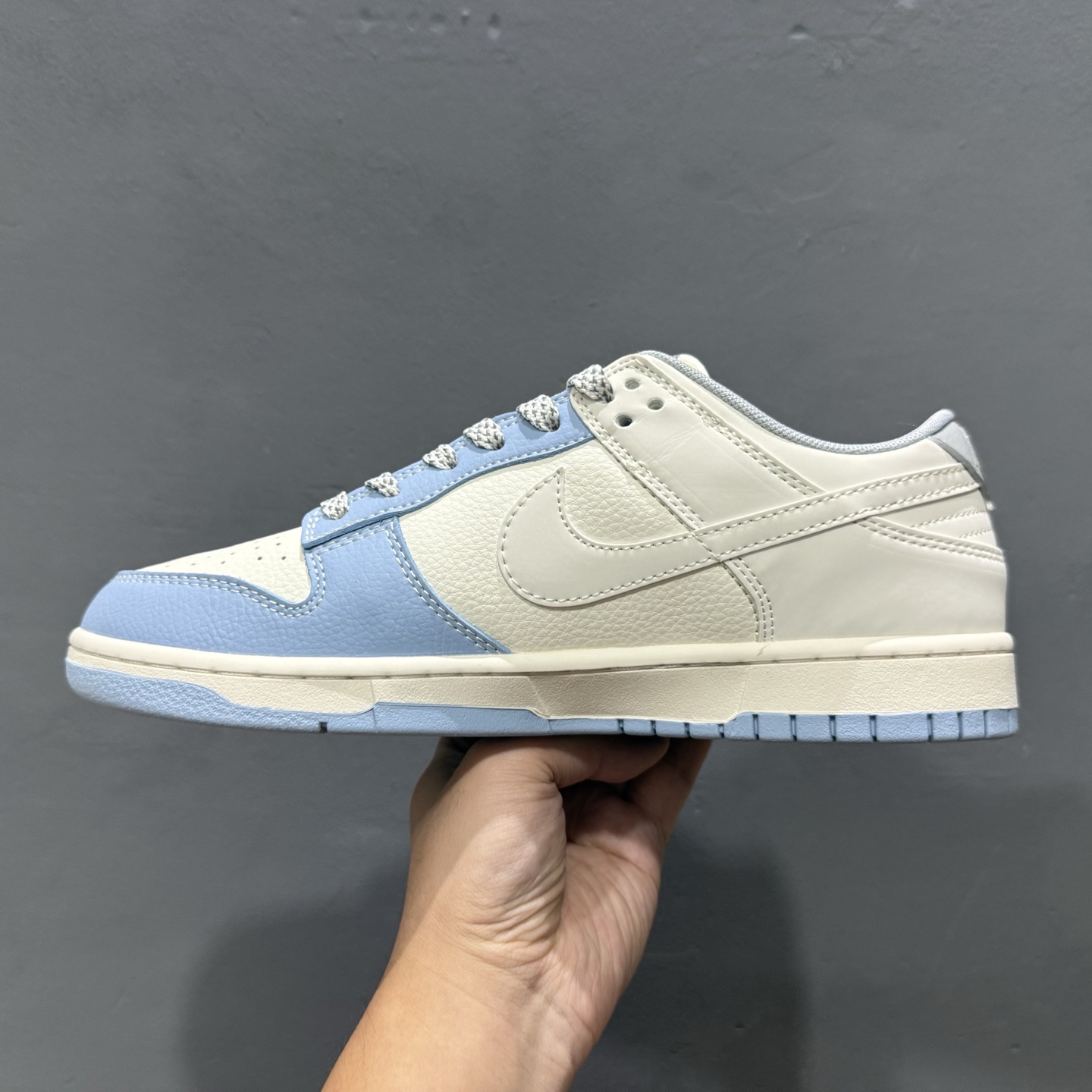 Stussy x Nike Dunk Low 大学蓝花勾 此款主张打破传统的工业化流水线设计限制 XS6089-591