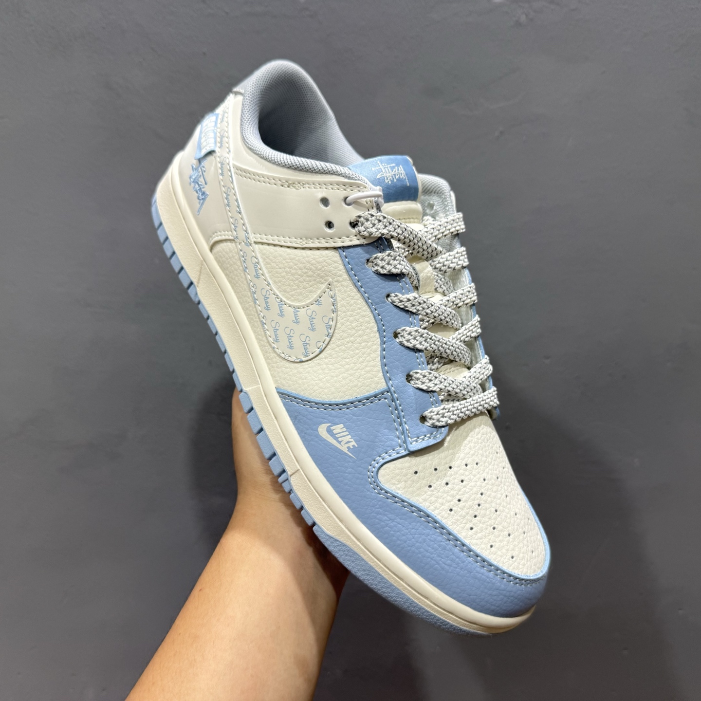 Stussy x Nike Dunk Low 大学蓝花勾 此款主张打破传统的工业化流水线设计限制 XS6089-591