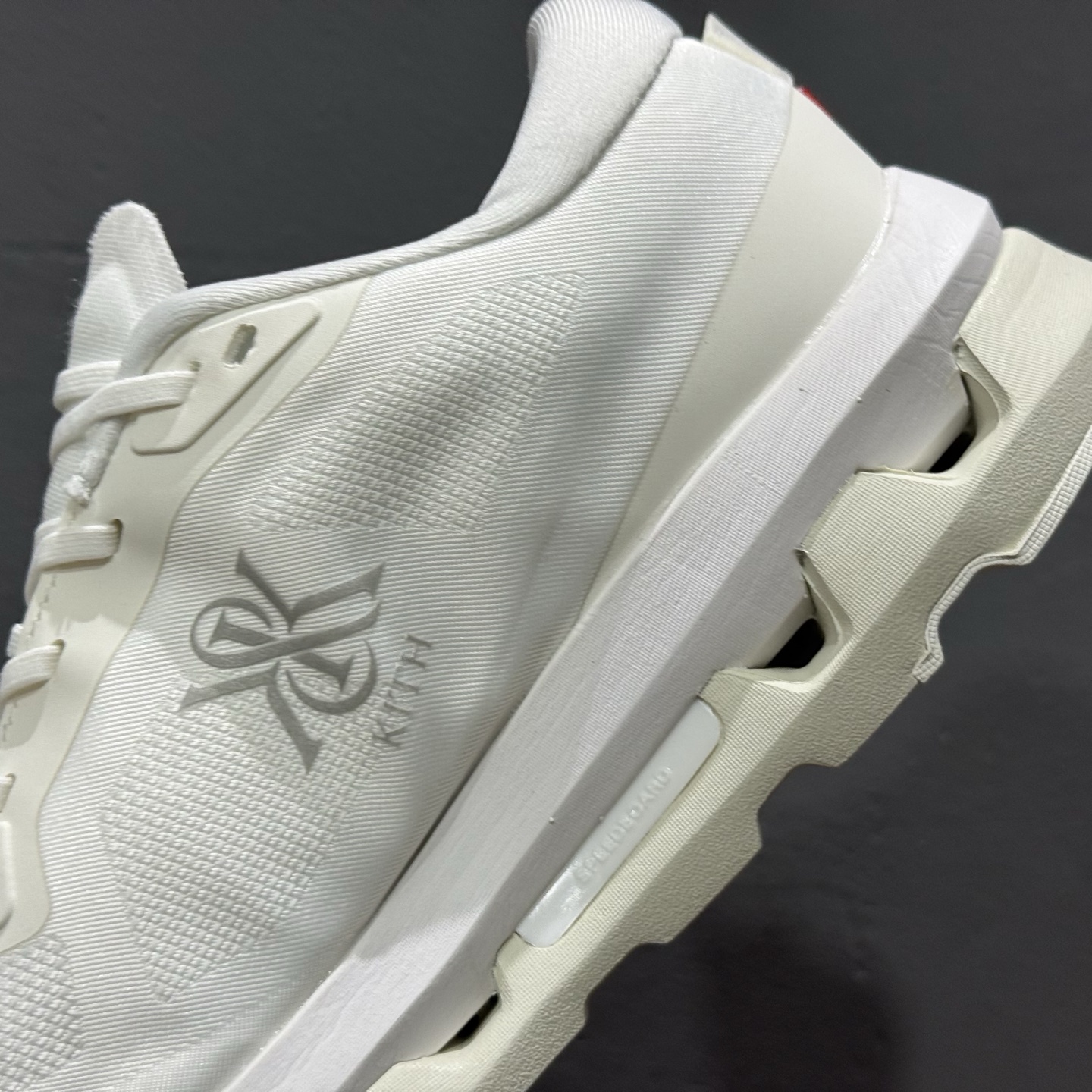 KITH x On Cloudzone 昂跑舒适百搭防滑耐磨 低帮休闲跑步鞋 KITH x On Cloudzone 昂跑舒适百搭防滑耐磨 低帮休闲跑步鞋