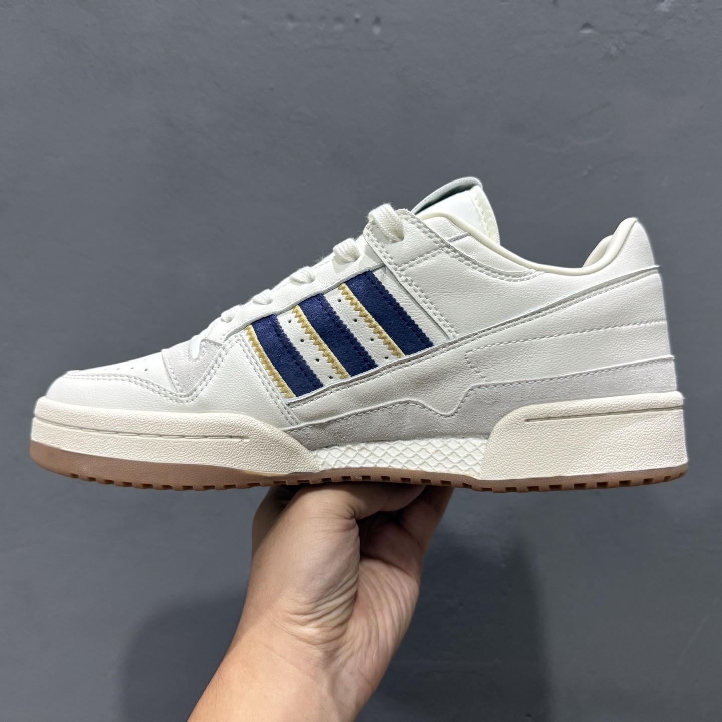 Adidas Forum Low CL 潮流休闲运动板鞋以复古篮球鞋 JH7940
