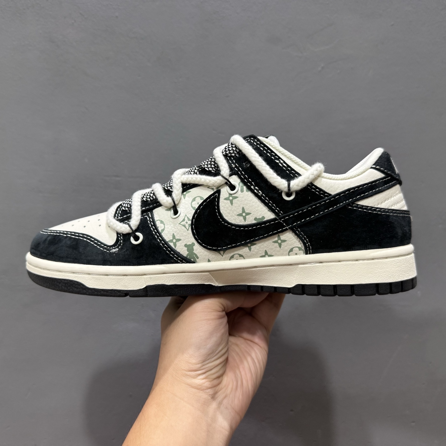 C版 Nike SB Dunk Low x Supreme暴力熊联名款 白黑绑带  SJ2068-290