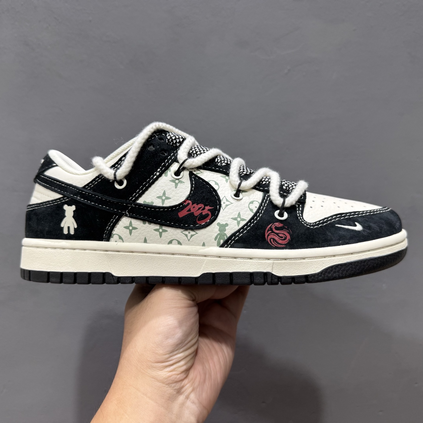 C版 Nike SB Dunk Low x Supreme暴力熊联名款 白黑绑带  SJ2068-290