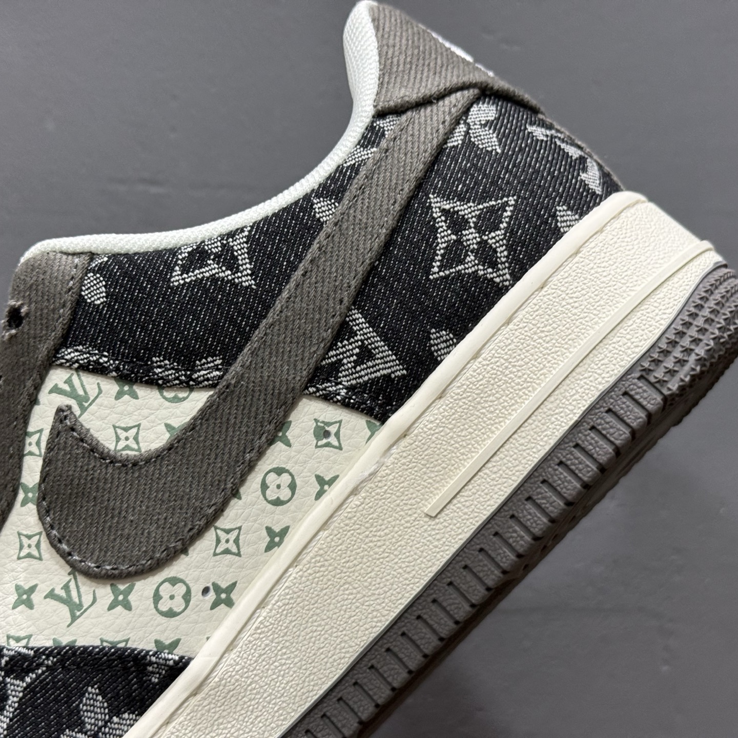 Nike Air Force 1'07 Low LV联名 黑金 空军一号低帮休闲板鞋 JJ2508-703 Nike Air Force 1'07 Low LV联名 黑金 空军一号低帮休闲板鞋 JJ2508-703