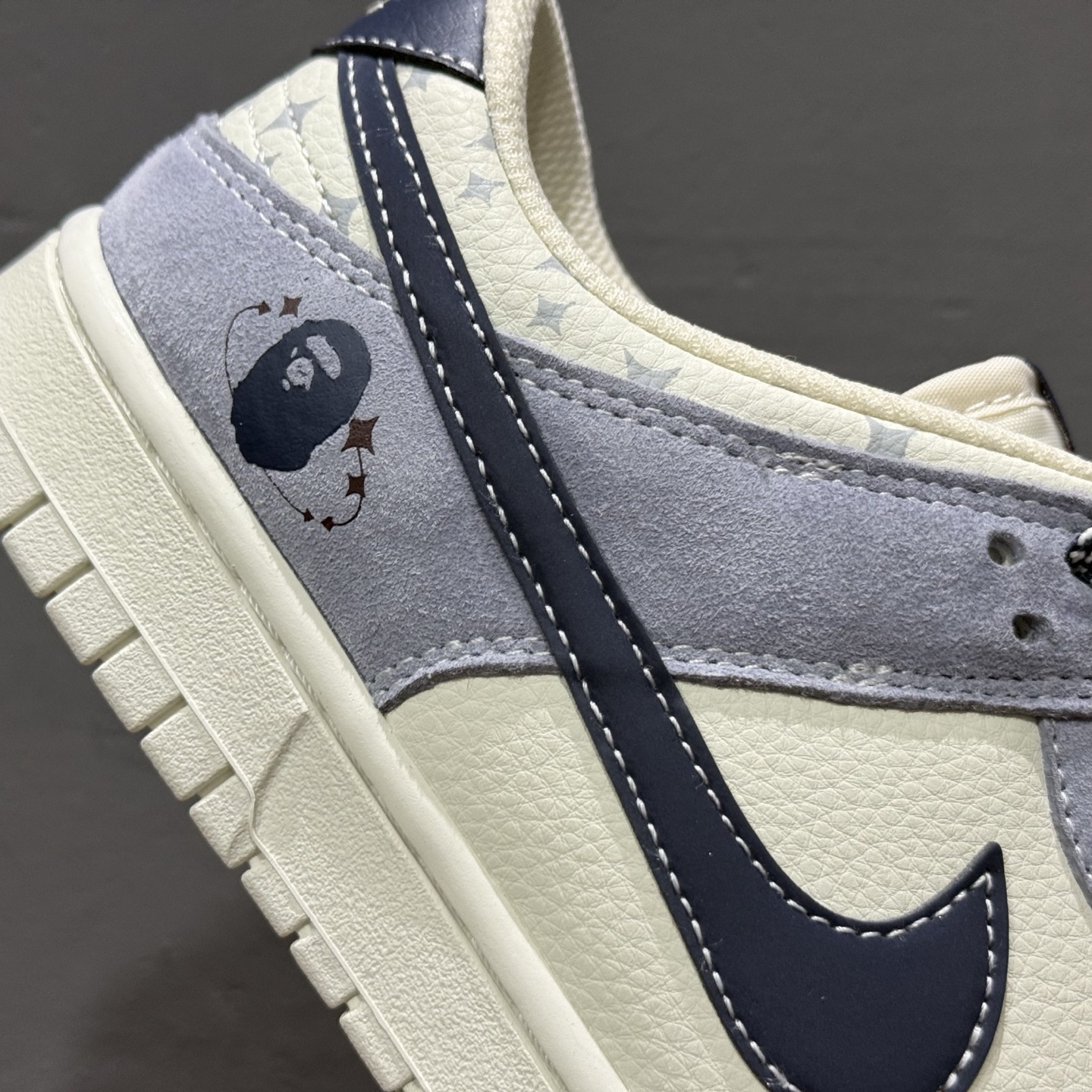 XC版Nk SB Dunk Low UN联名 米棕卡其勾  低帮休闲板鞋  DJ2024-103