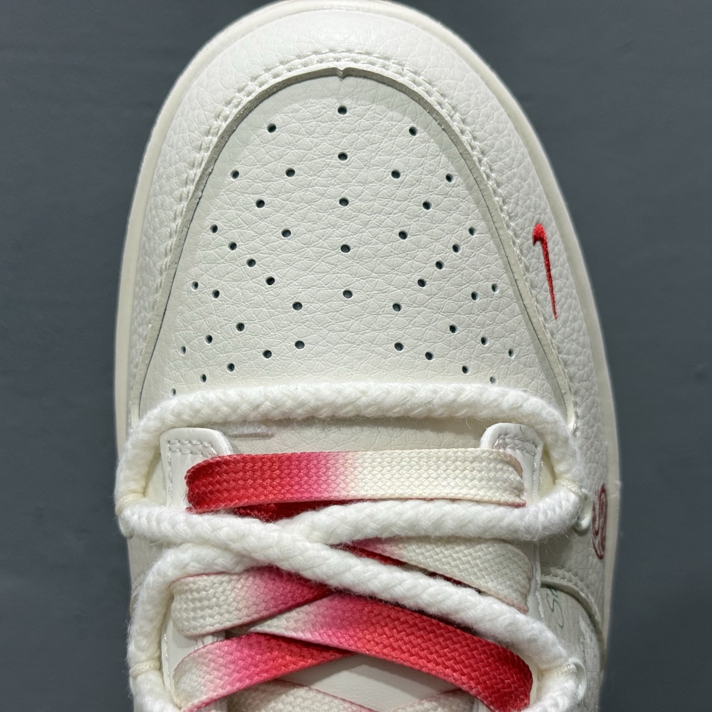 Nike SB Dunk Low“斯图西联名——经典红白绑带配色” 高端定制 低帮休闲板鞋  SJ2068-259